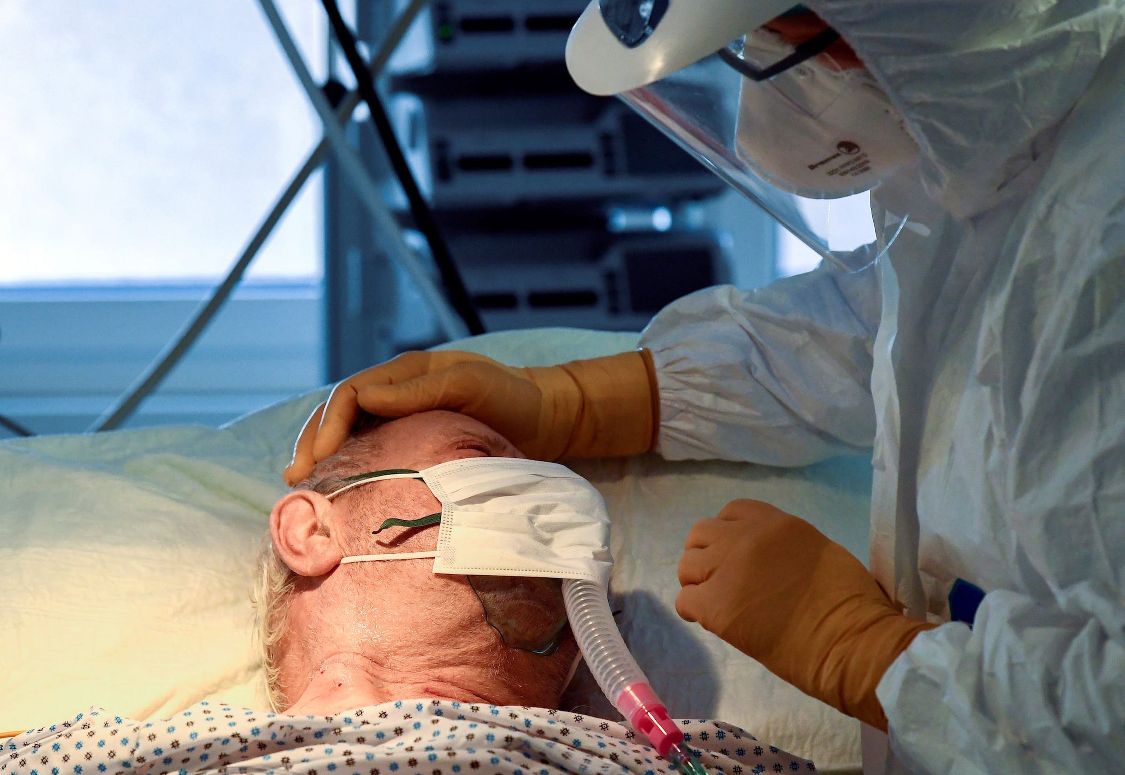 Un médico atiende a un paciente que sufre de COVID-19 en la unidad de cuidados intensivos del hospital Circolo de Varese, Italia, el 9 de abril de 2020.