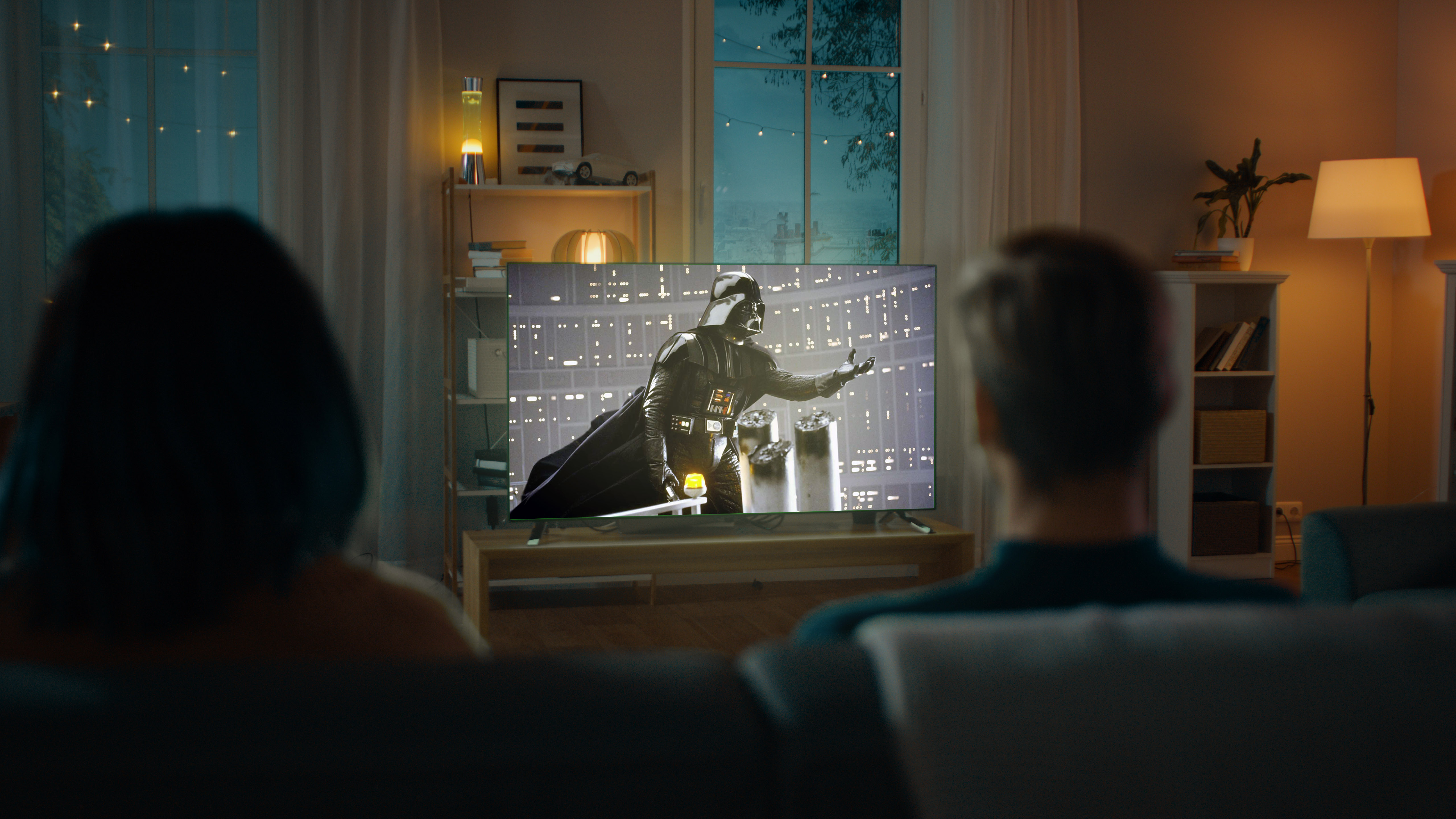 Una pareja ve Star Wars en la televisión