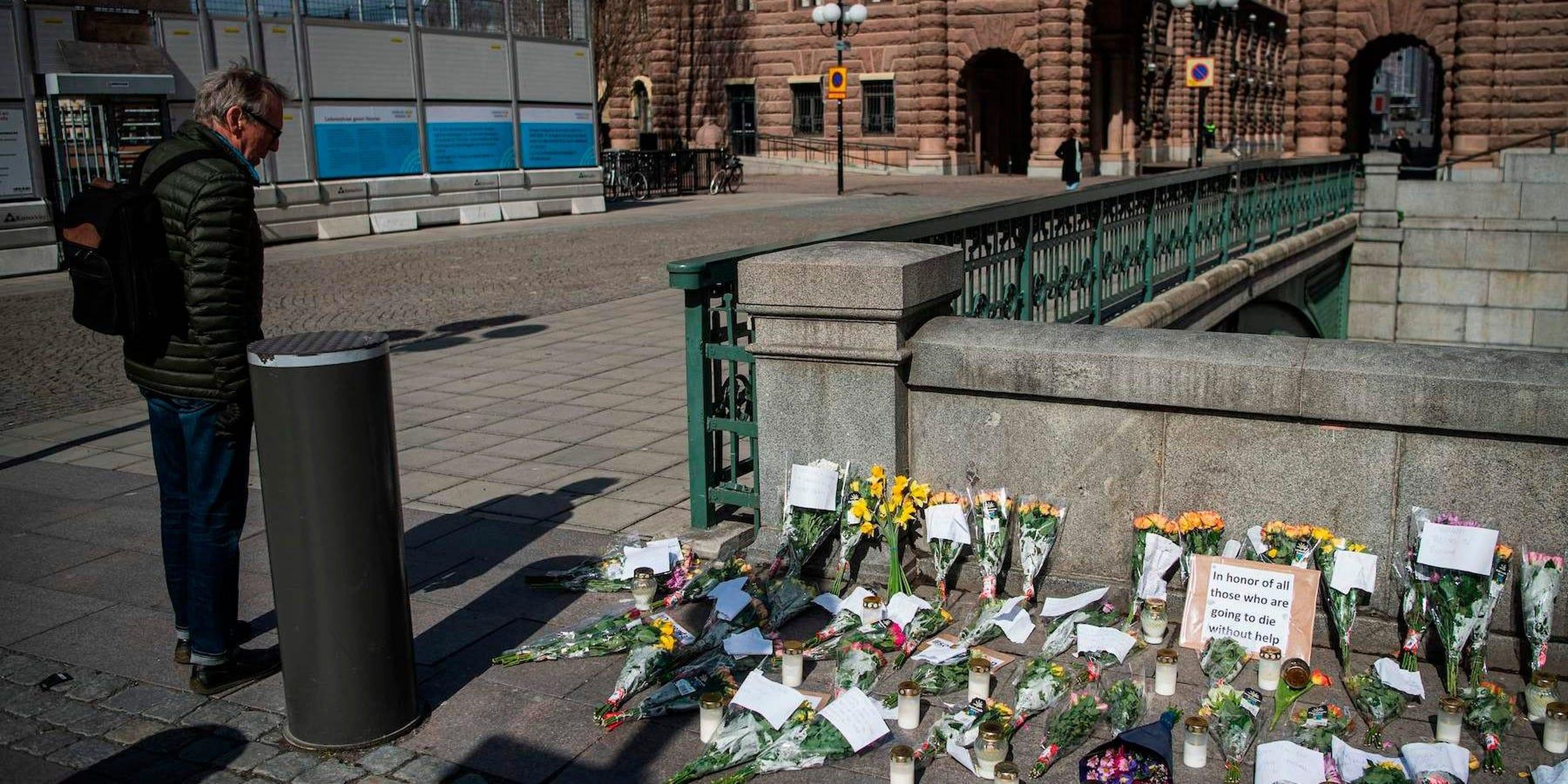 Un homenaje en la plaza Mynttorget de Estocolmo en memoria de los seres queridos perdidos por el nuevo coronavirus, abril de 2020.