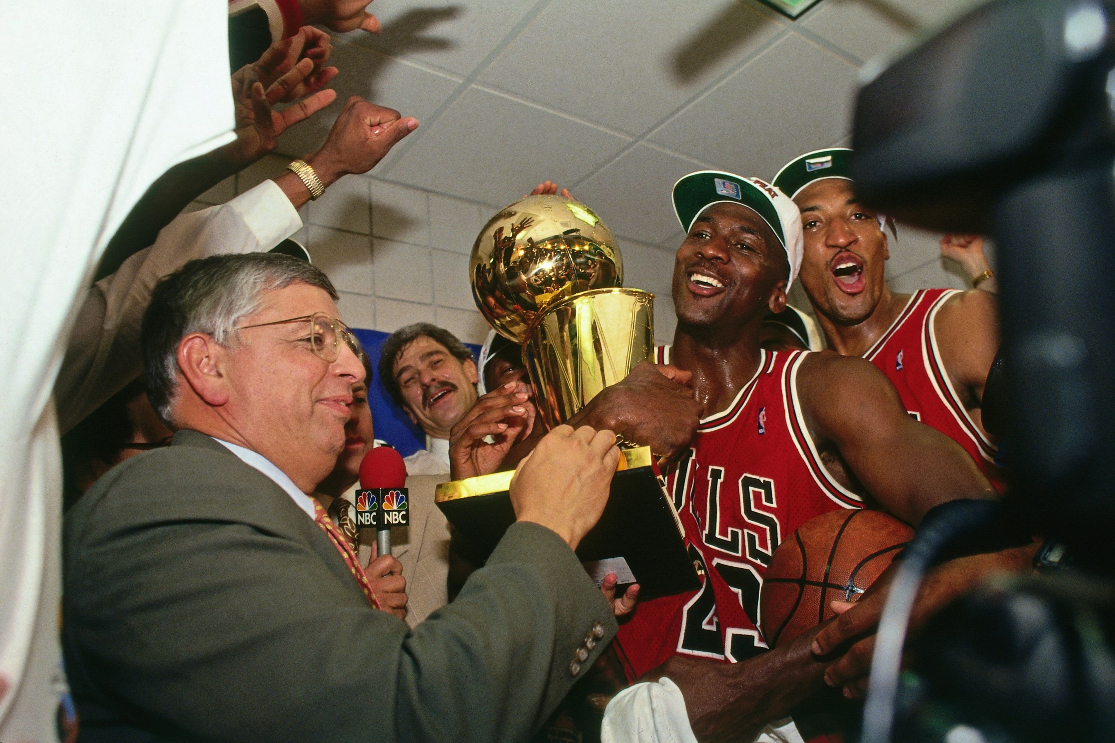 Michael Jordan levanta el título de campeón de la NBA en una escena del documental 'The Last Dance'.
