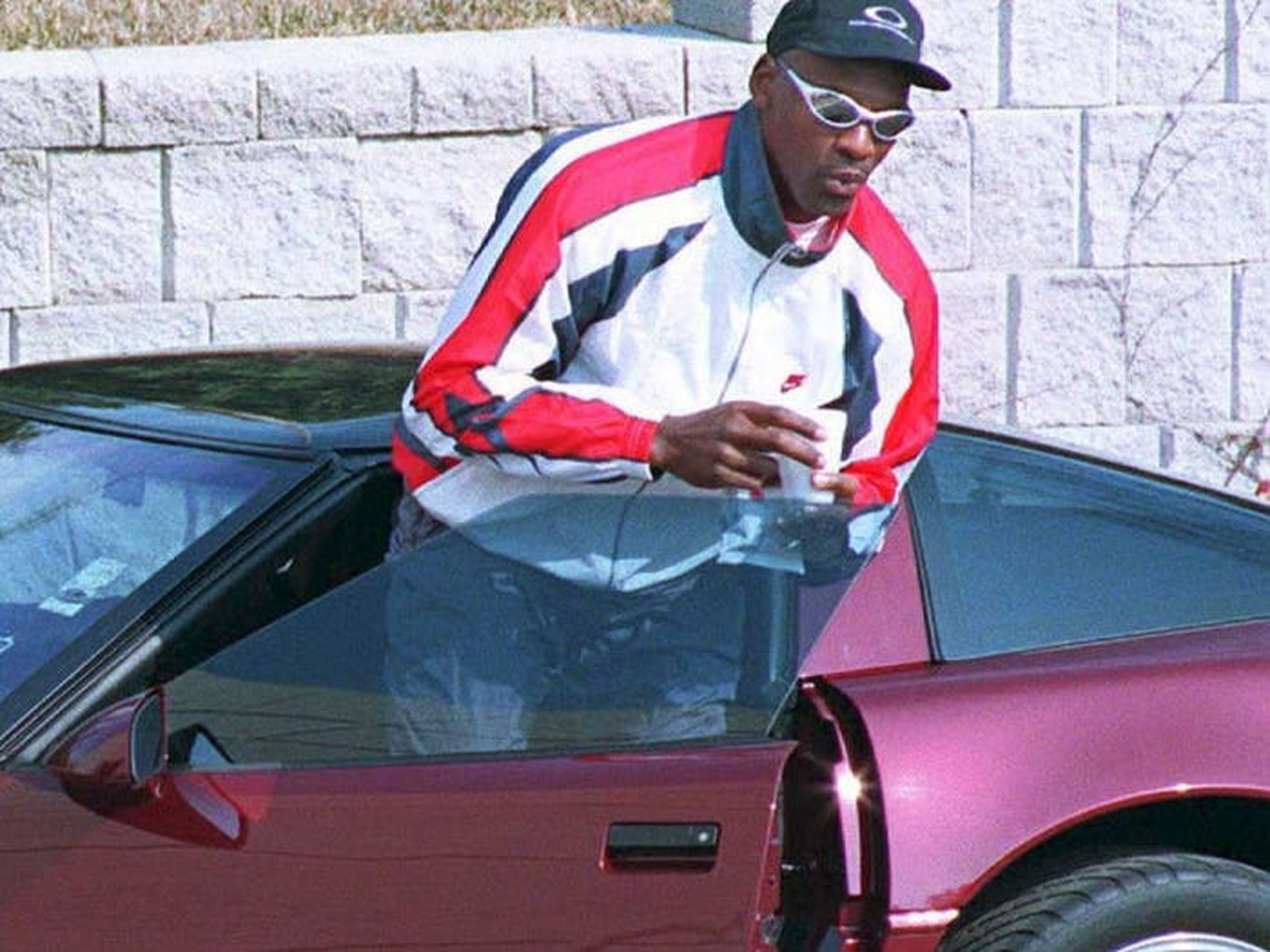 Michael Jordan saliendo de su coche.