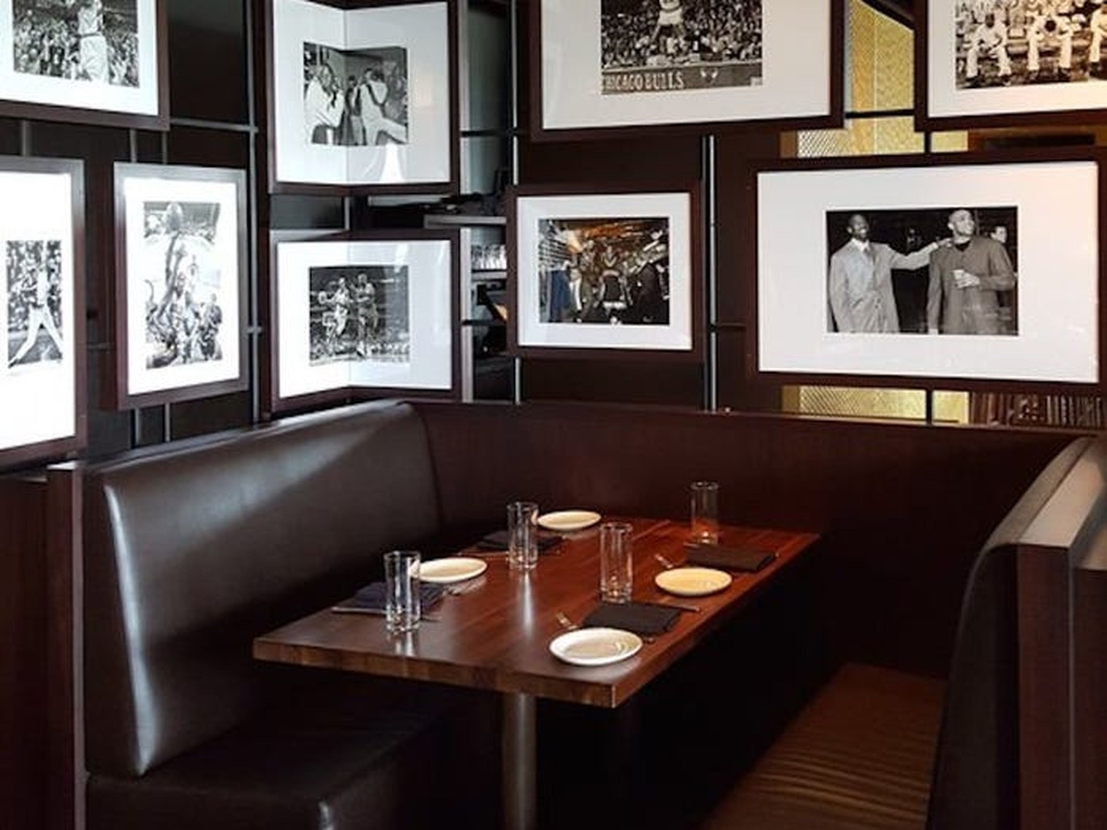 ... y el Michael Jordan's en Chicago, un restaurante exclusivo que sirve "clásicos americanos".