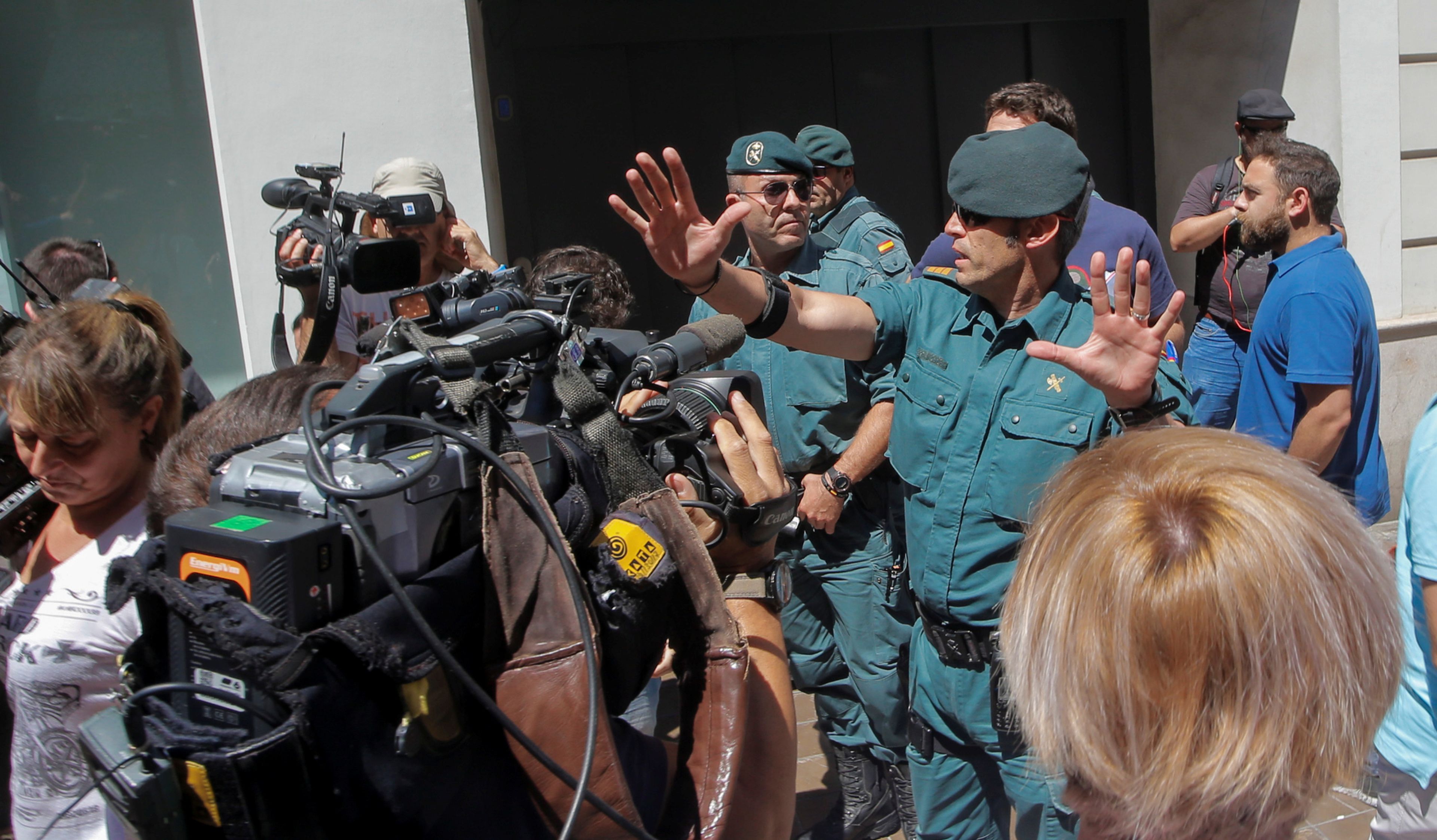 Miembros de la Guardia Civil registran el domicilio de Eduardo Zaplana en una operación contra el blanqueo de capitales