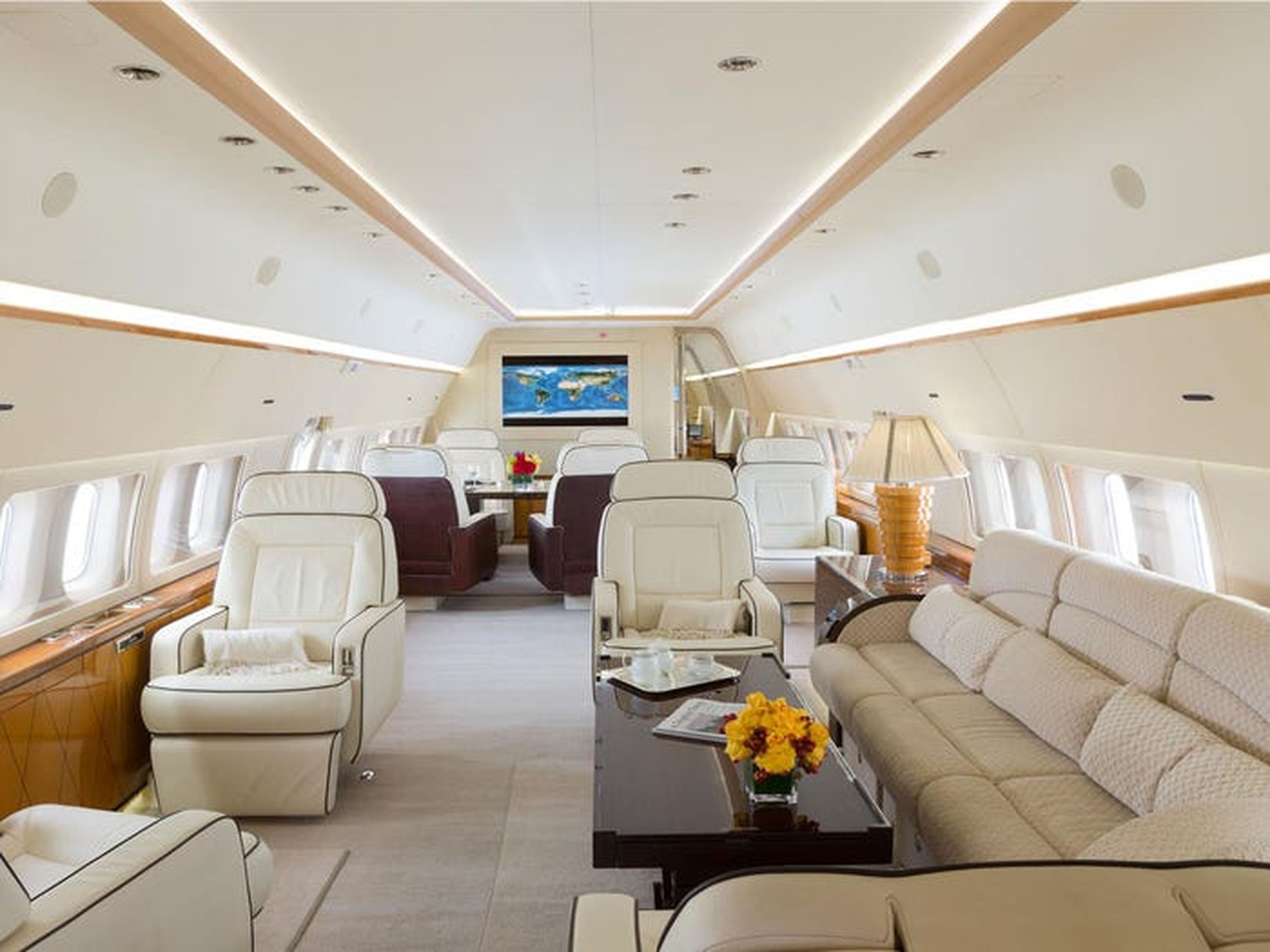 Interior del jet privado BBJ 737 de Tony Robbins.