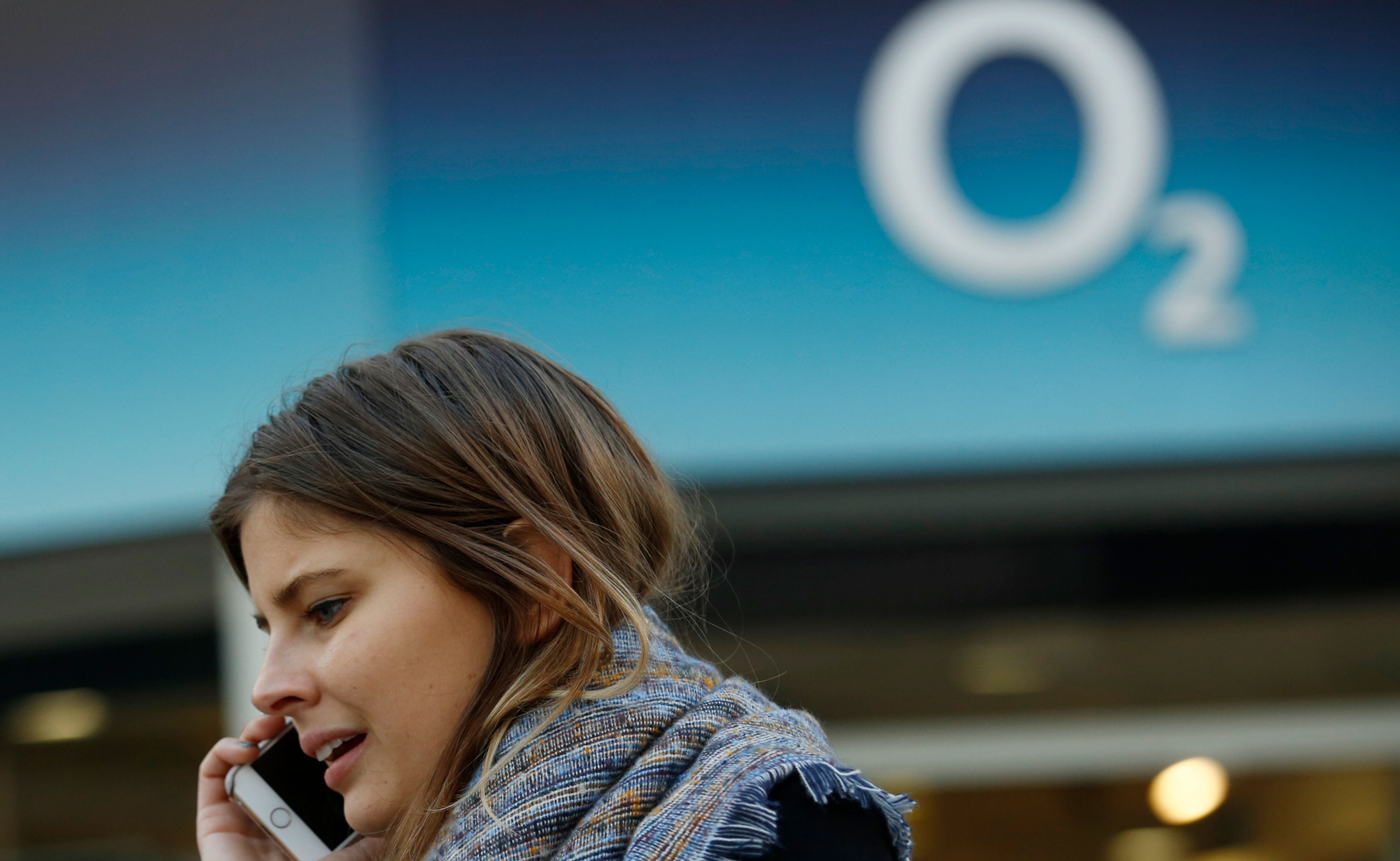 Una mujer habla por teléfono ante una sede de O2 en Londres
