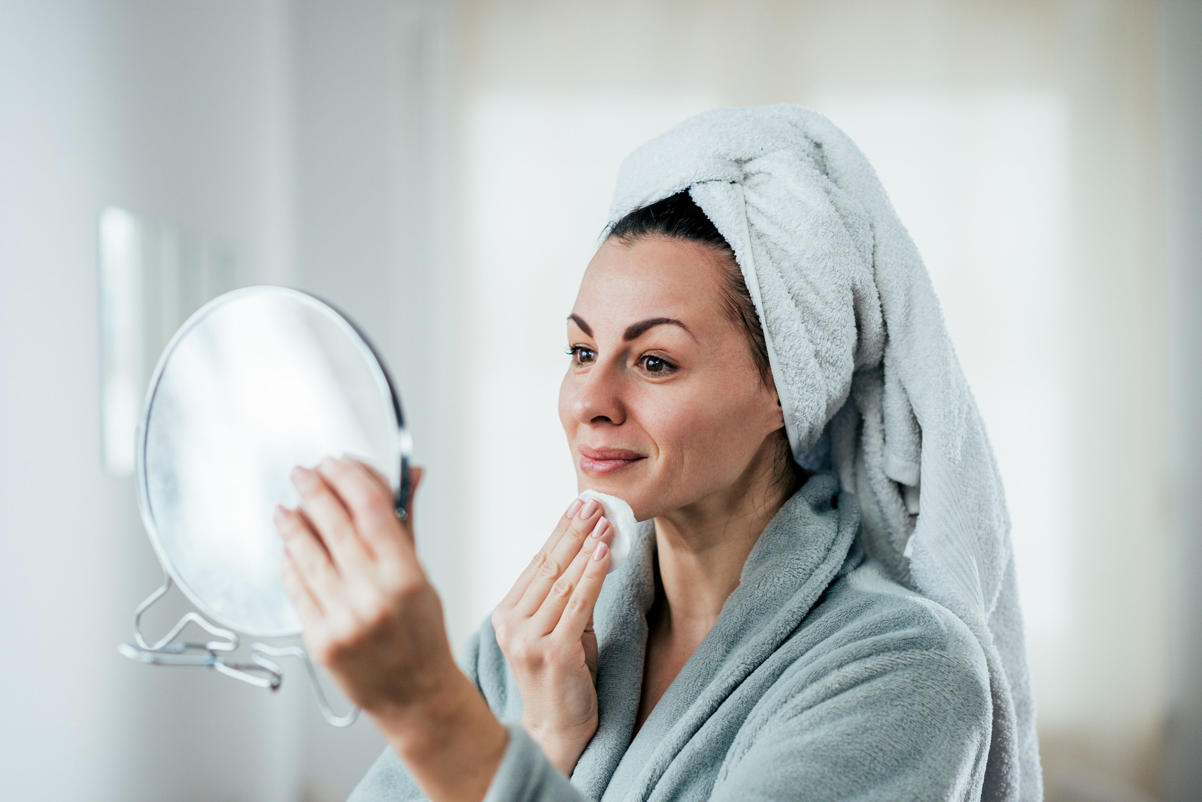 Una mujer limpiándose la cara.