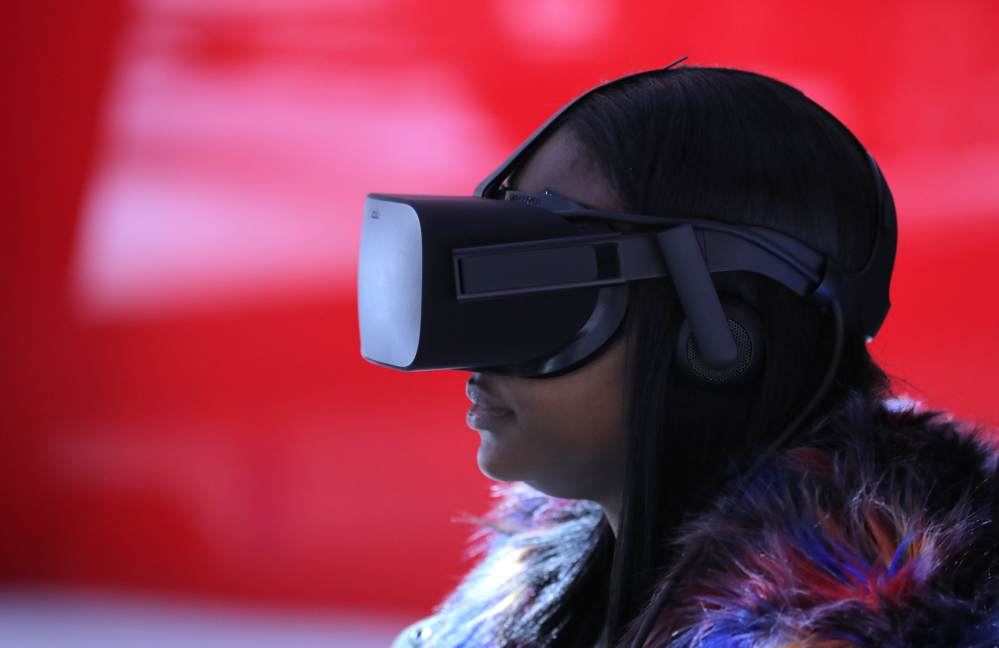 Una mujer prueba unas gafas de realidad virtual