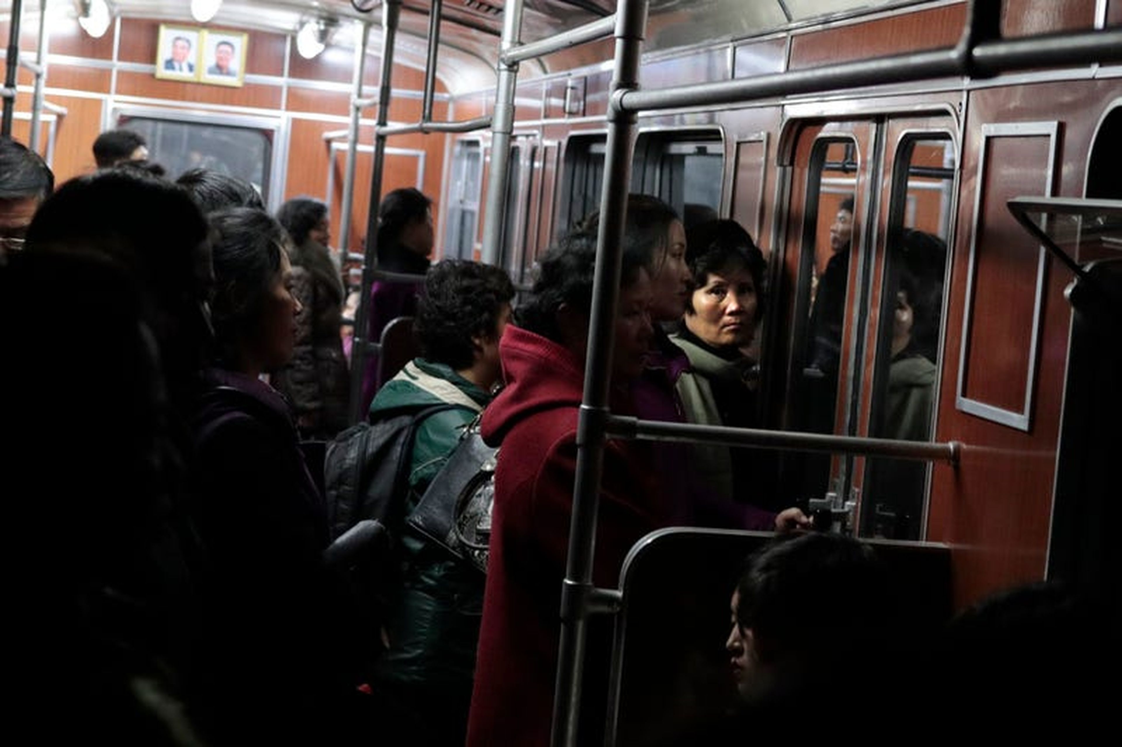 Mujeres norcoreanas viajan en un tren subterráneo en Pyongyang, Corea del Norte, el sábado 23 de noviembre de 2019.