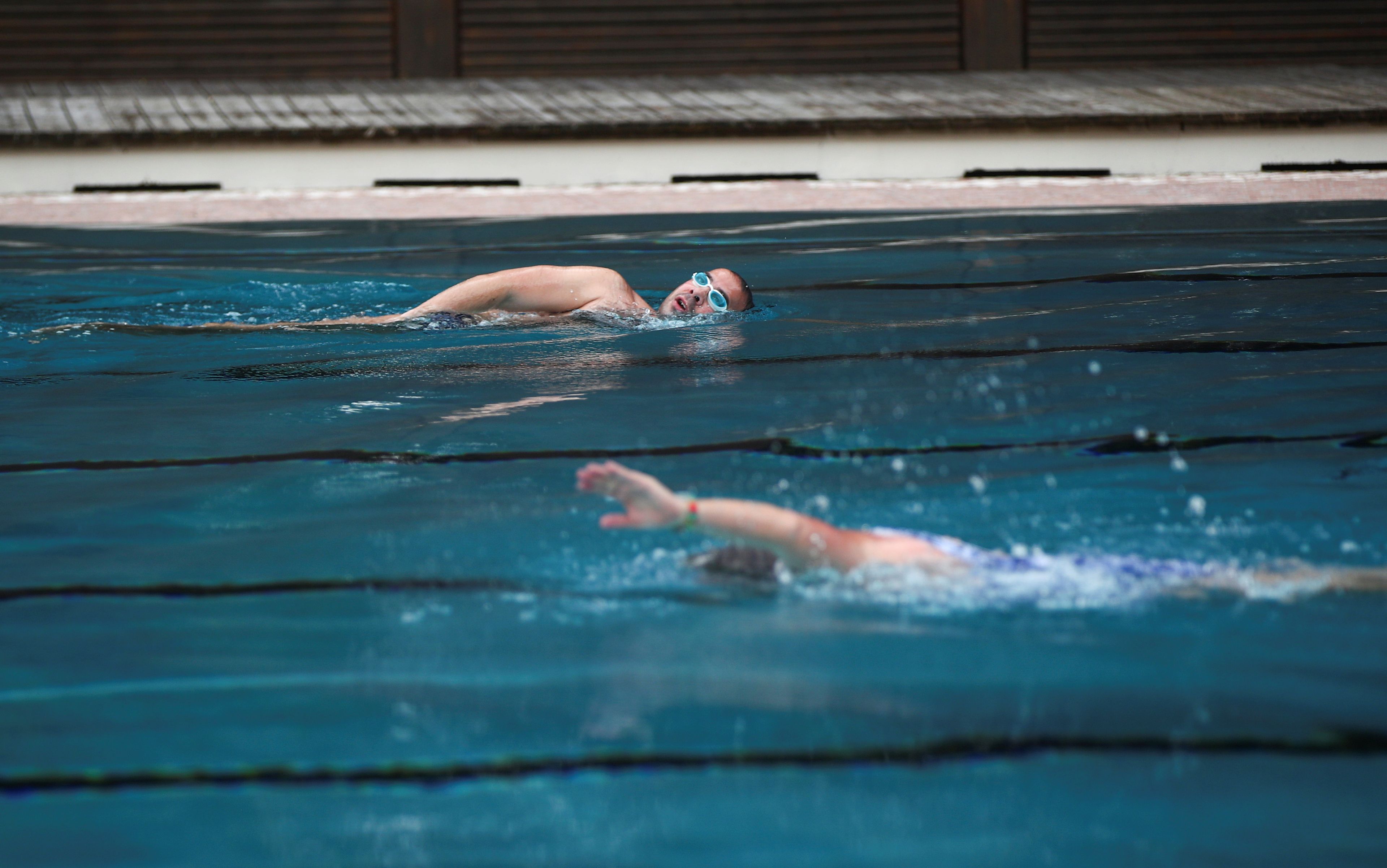 Nadadores en una piscina