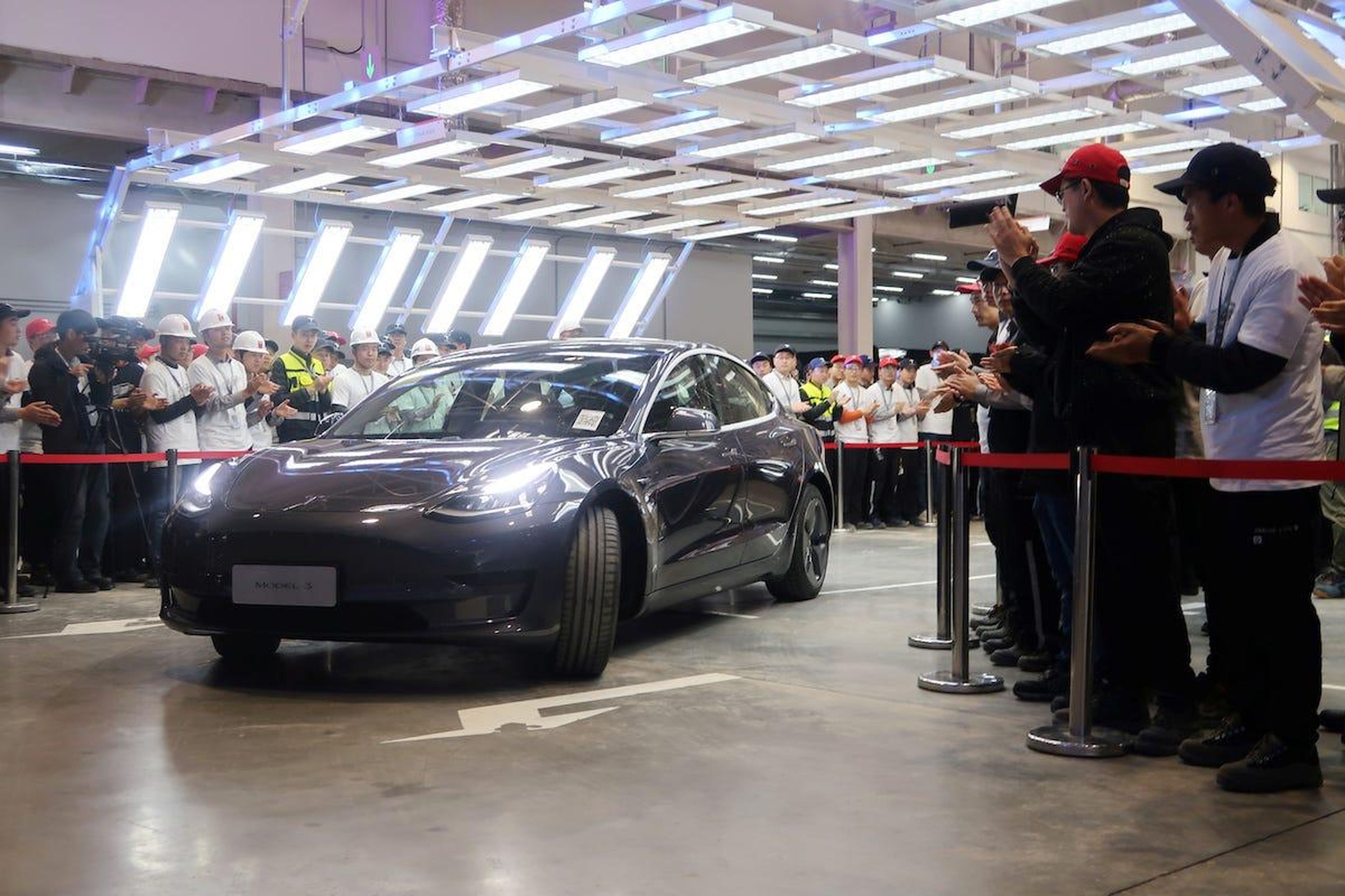 Un Tesla Model 3 sale de la línea de ensamblaje en la fábrica de Tesla en Shanghai, China.