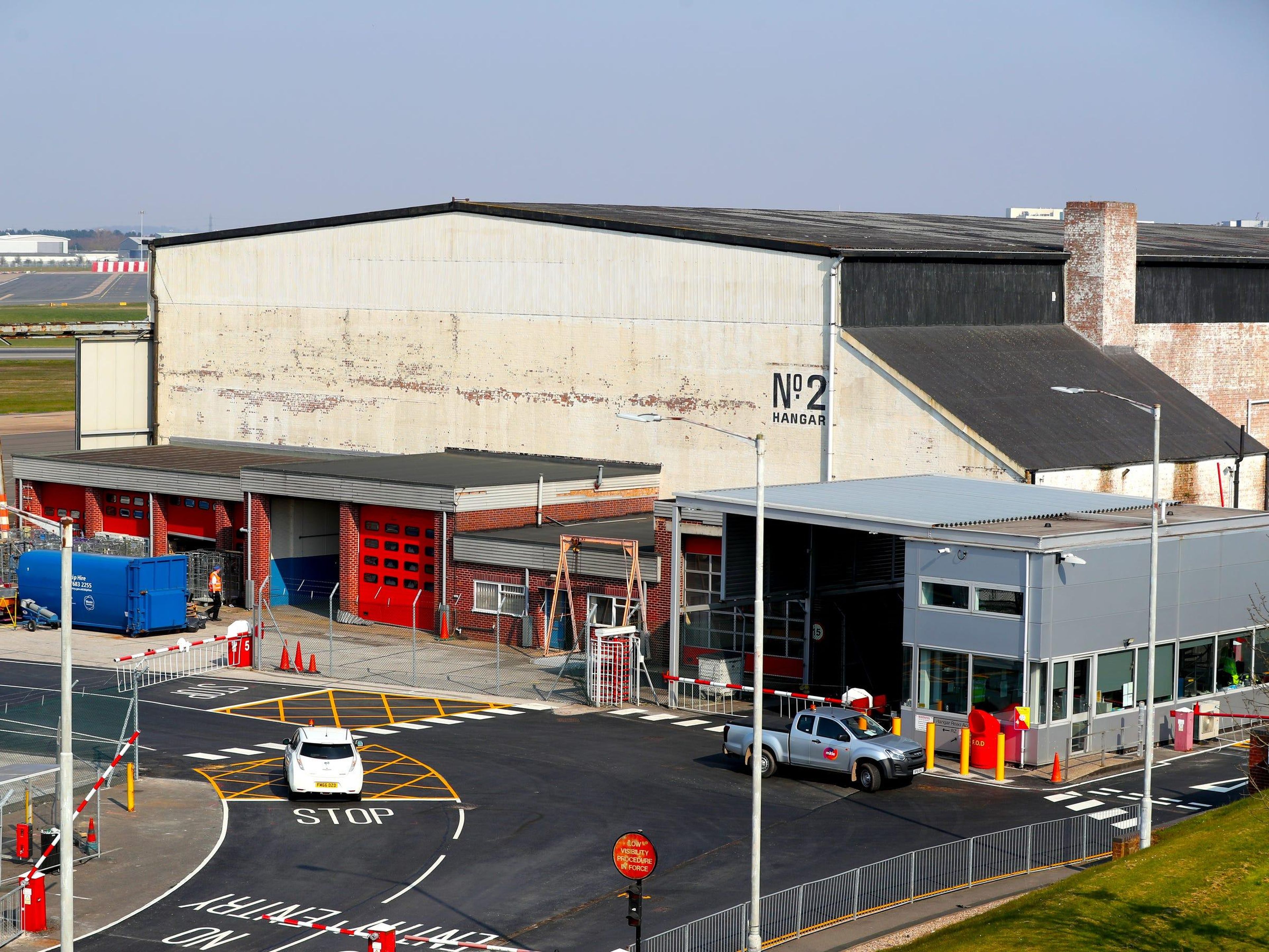 Un hangar de aeropuerto convertido en morgue en el aeropuerto de Birmingham.