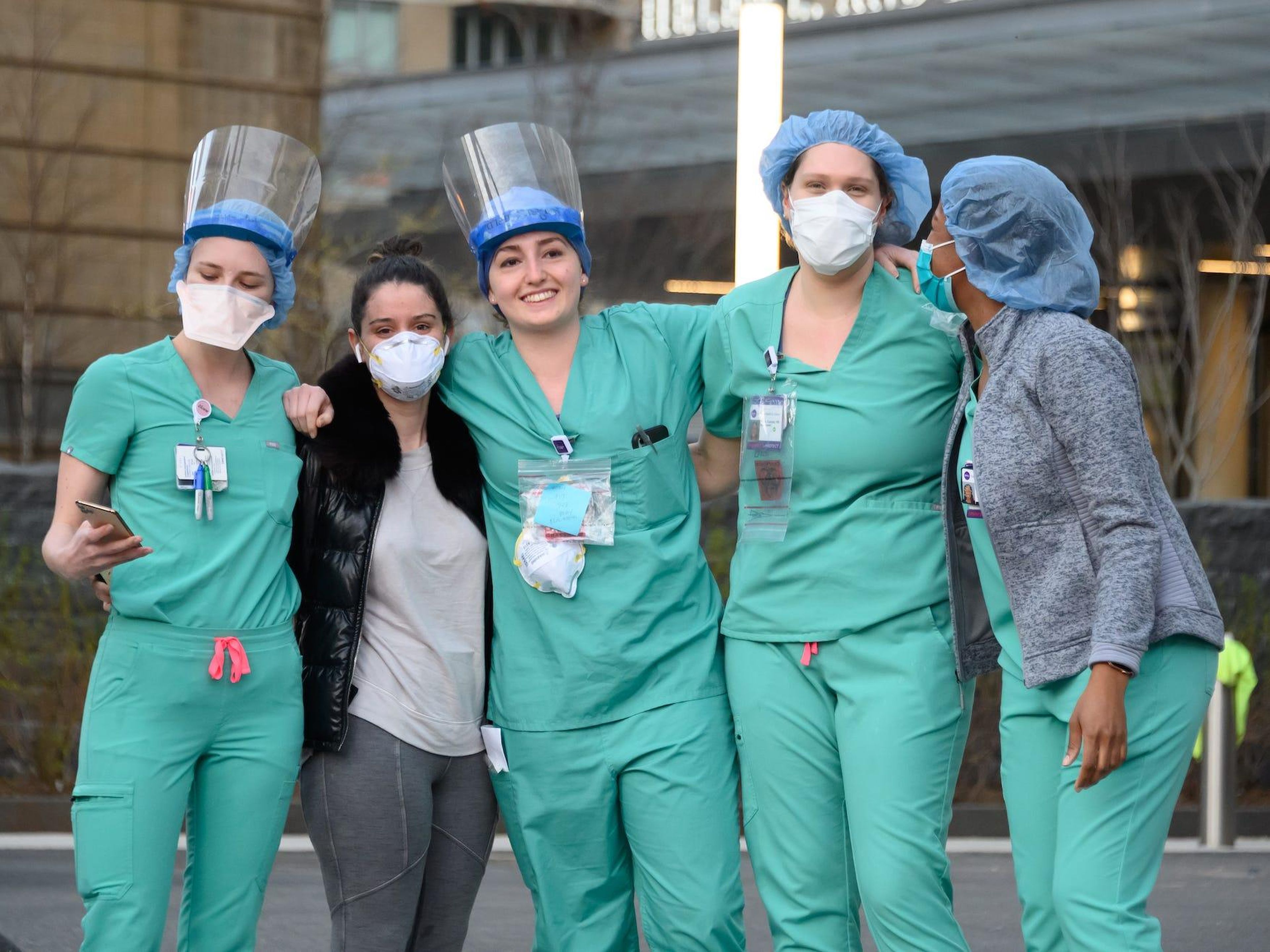 Los trabajadores de NYU Langone Health se unen a los aplausos para el personal sanitario el 6 de abril de 2020 en la ciudad de Nueva York.