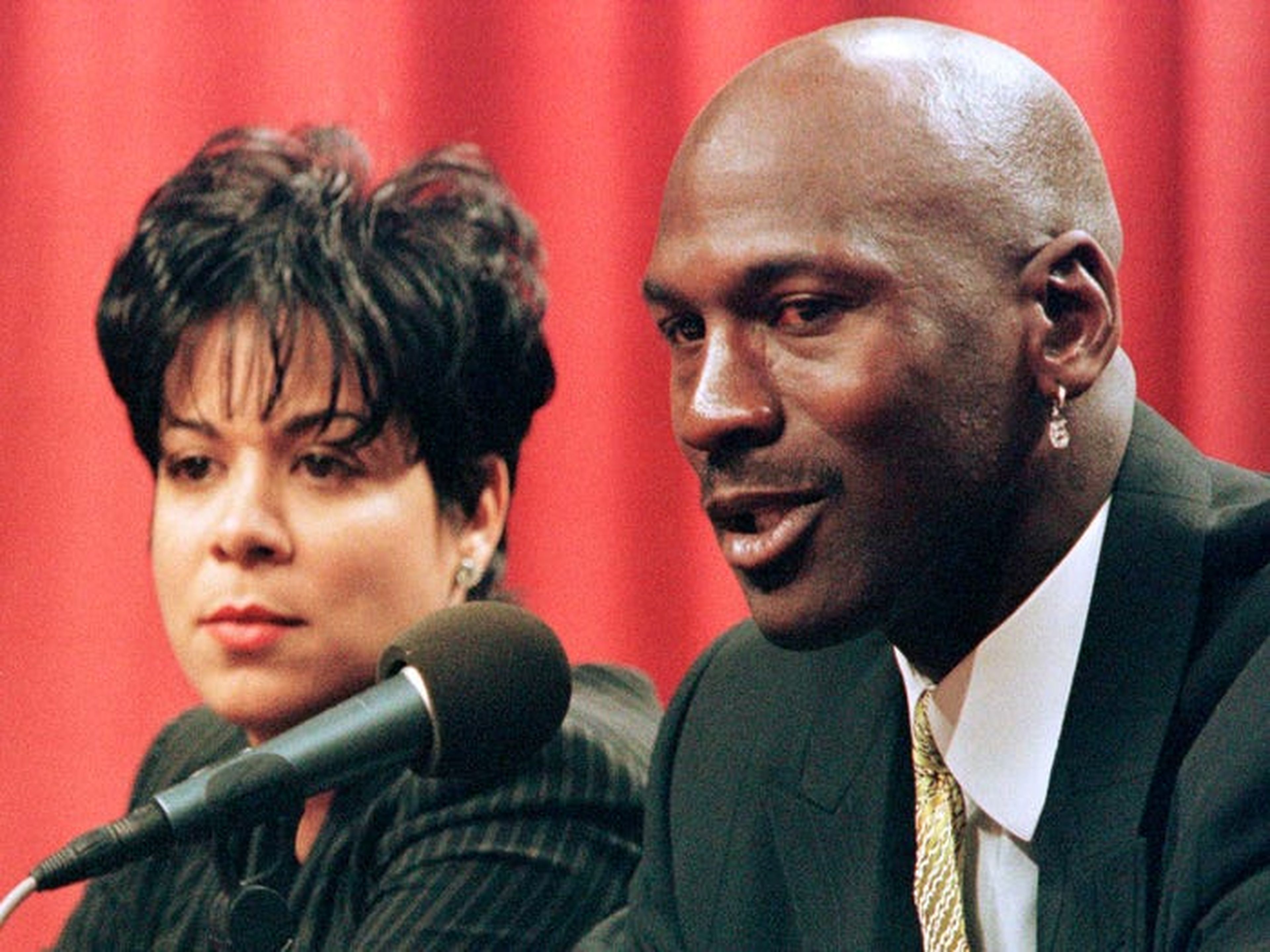 En la foto de arriba están Michael Jordan y su entonces esposa Juanita.