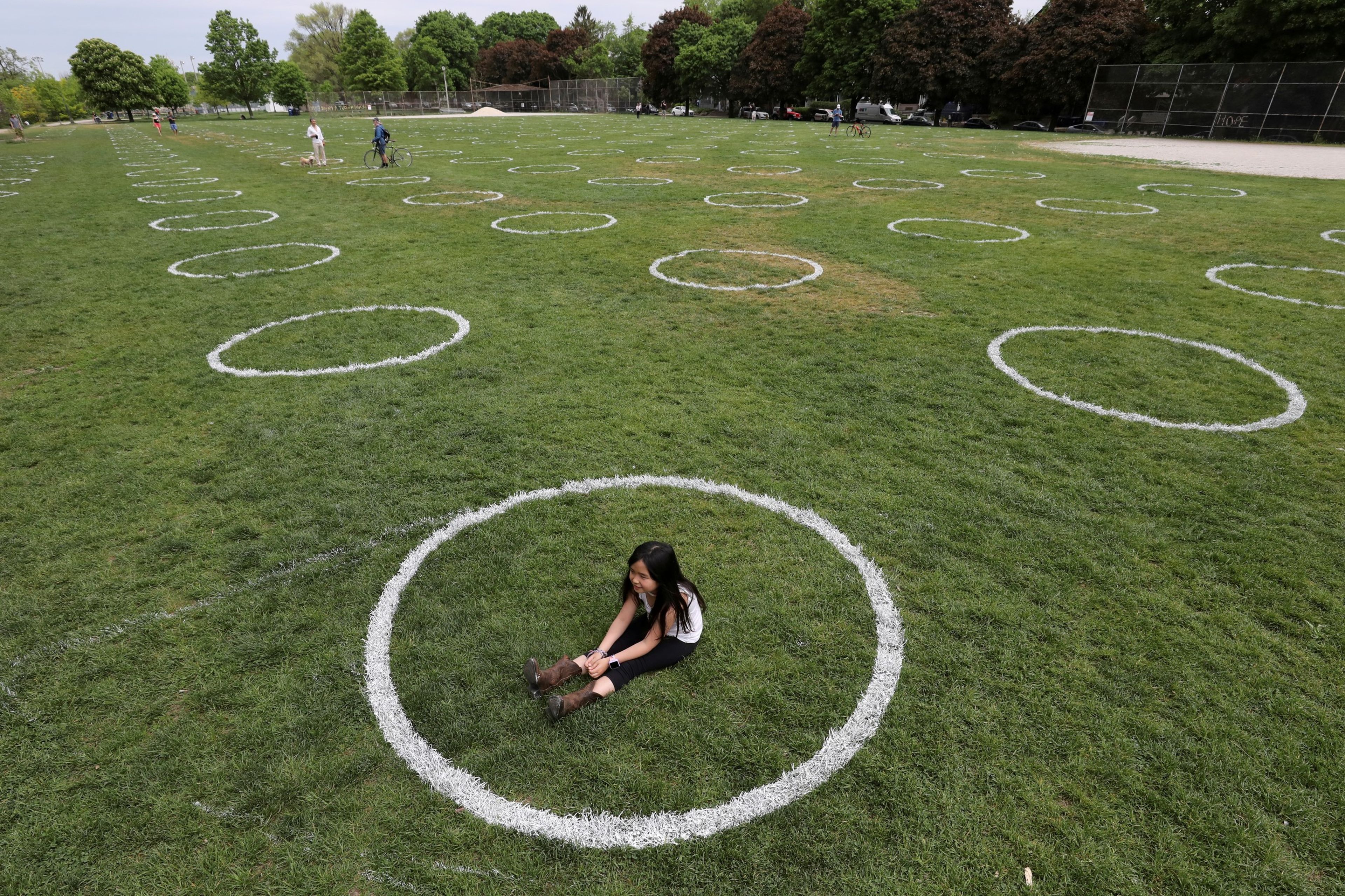 Un parque con círculos para asegurar la distancia social por la pandemia del coronavirus