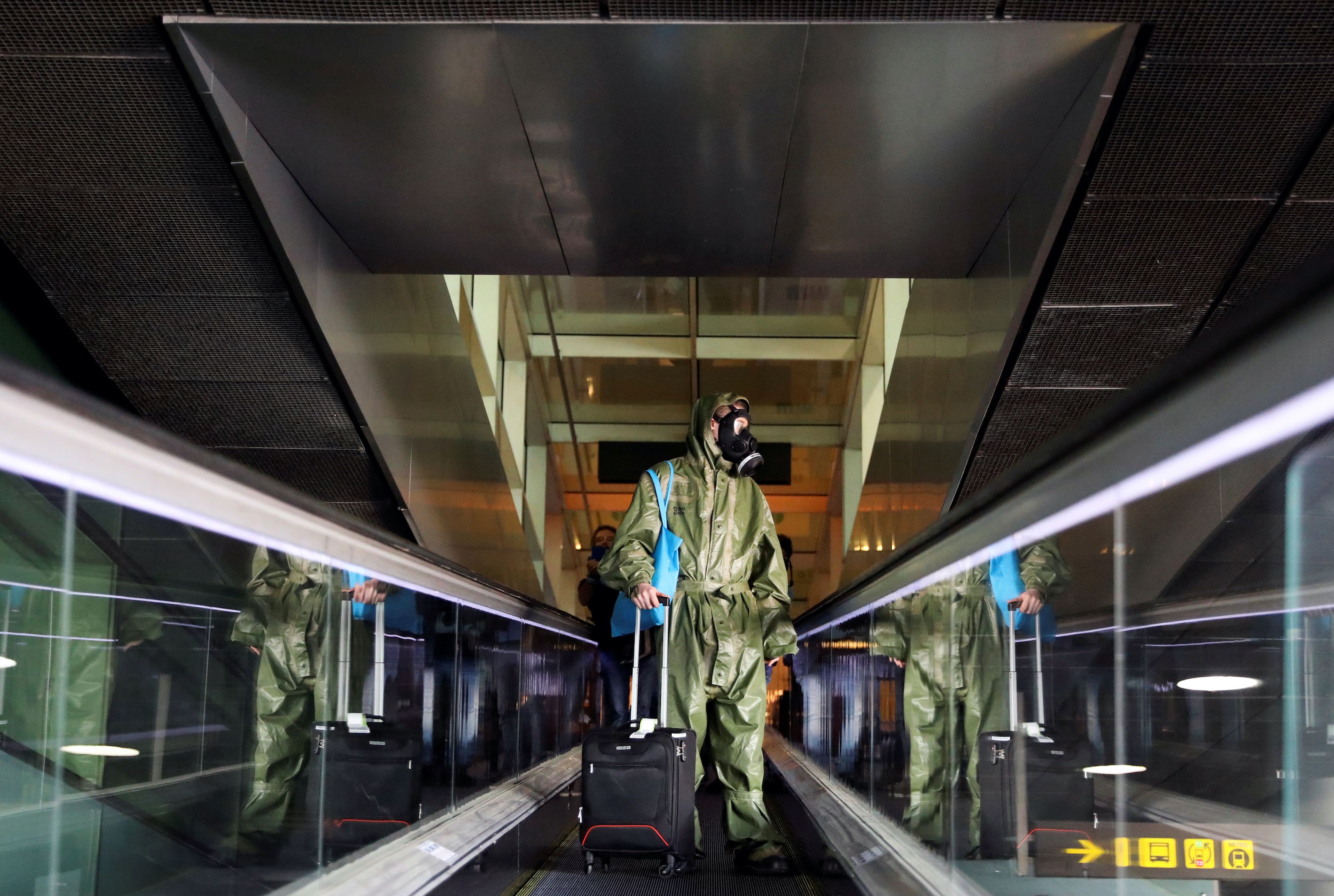 Un pasajero lleva una máscara en el Aeropuerto Josep Tarradellas Barcelona-El Prat.