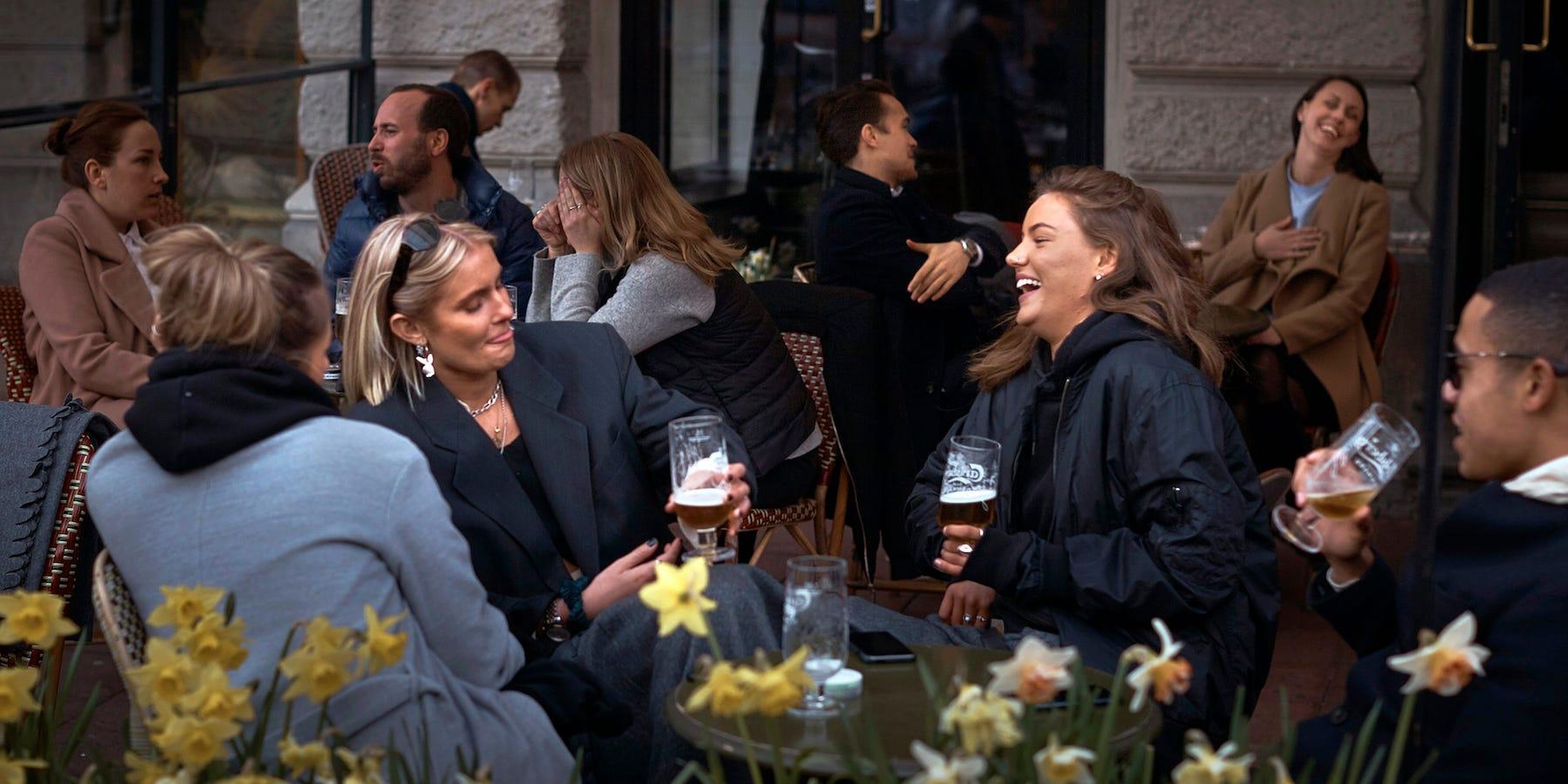 Gente charlando y bebiendo en Estocolmo, Suecia, el 8 de abril de 2020.