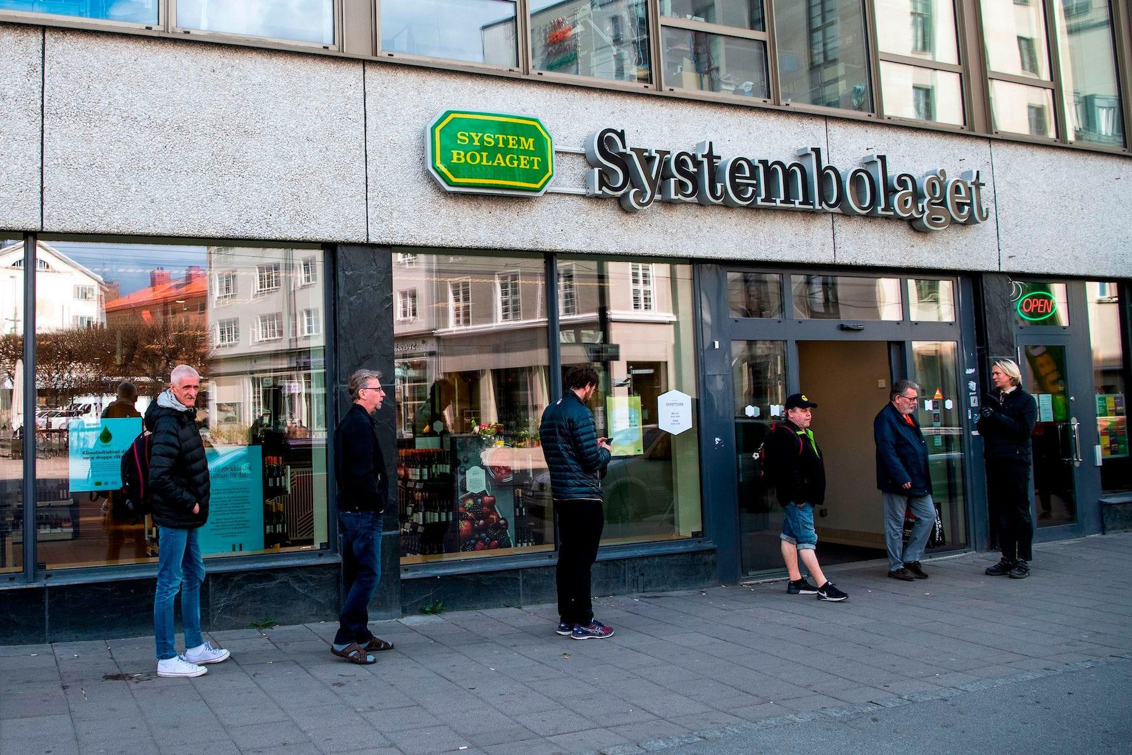 La gente hace cola para comprar alcohol en una tienda estatal de Systembolaget el 25 de abril de 2020.