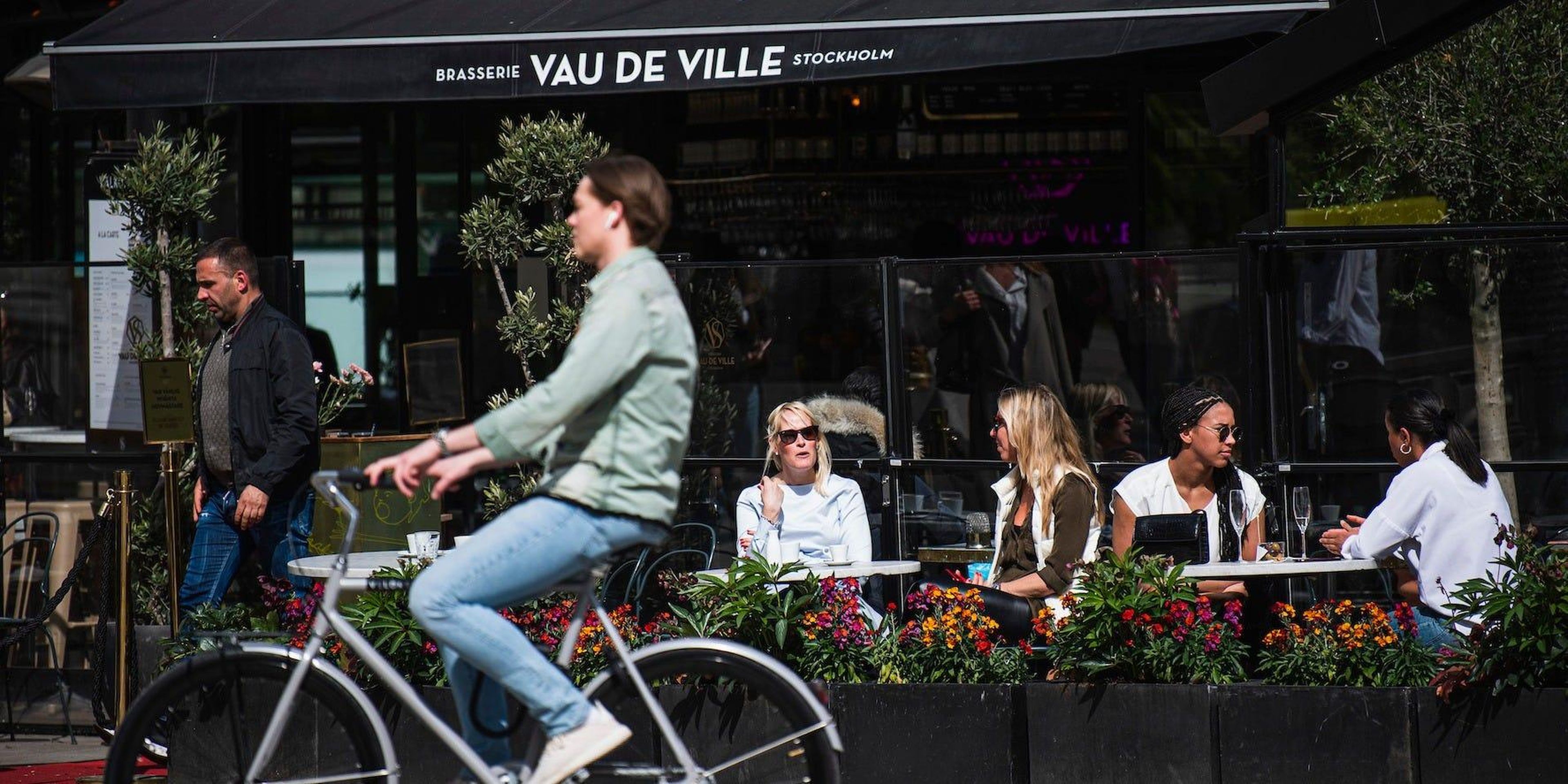 La gente se sienta en un restaurante de Estocolmo el 8 de mayo de 2020, durante la pandemia del coronavirus COVID-19.