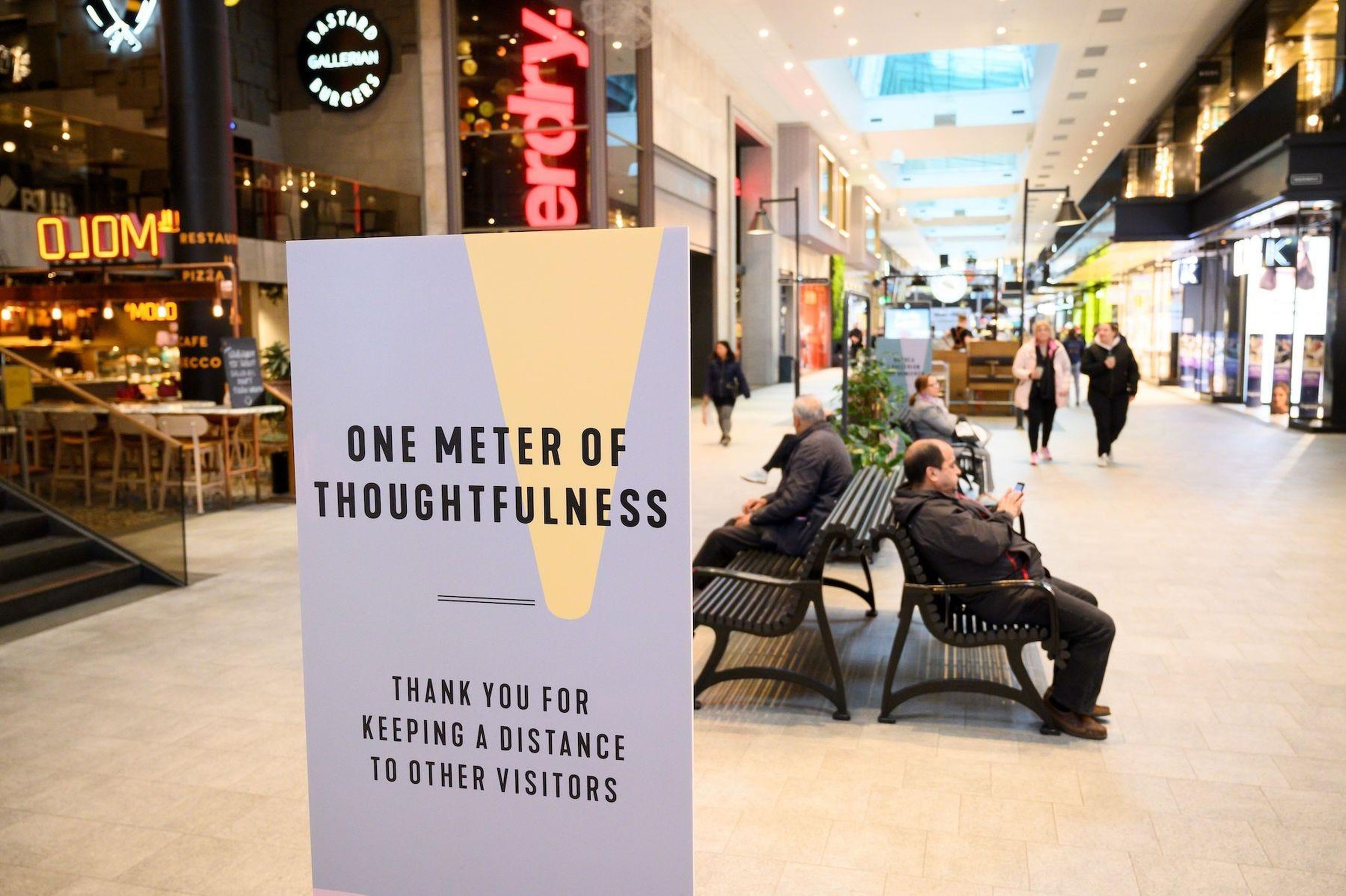 La gente se distancia socialmente en un centro comercial de Estocolmo el 12 de mayo de 2020