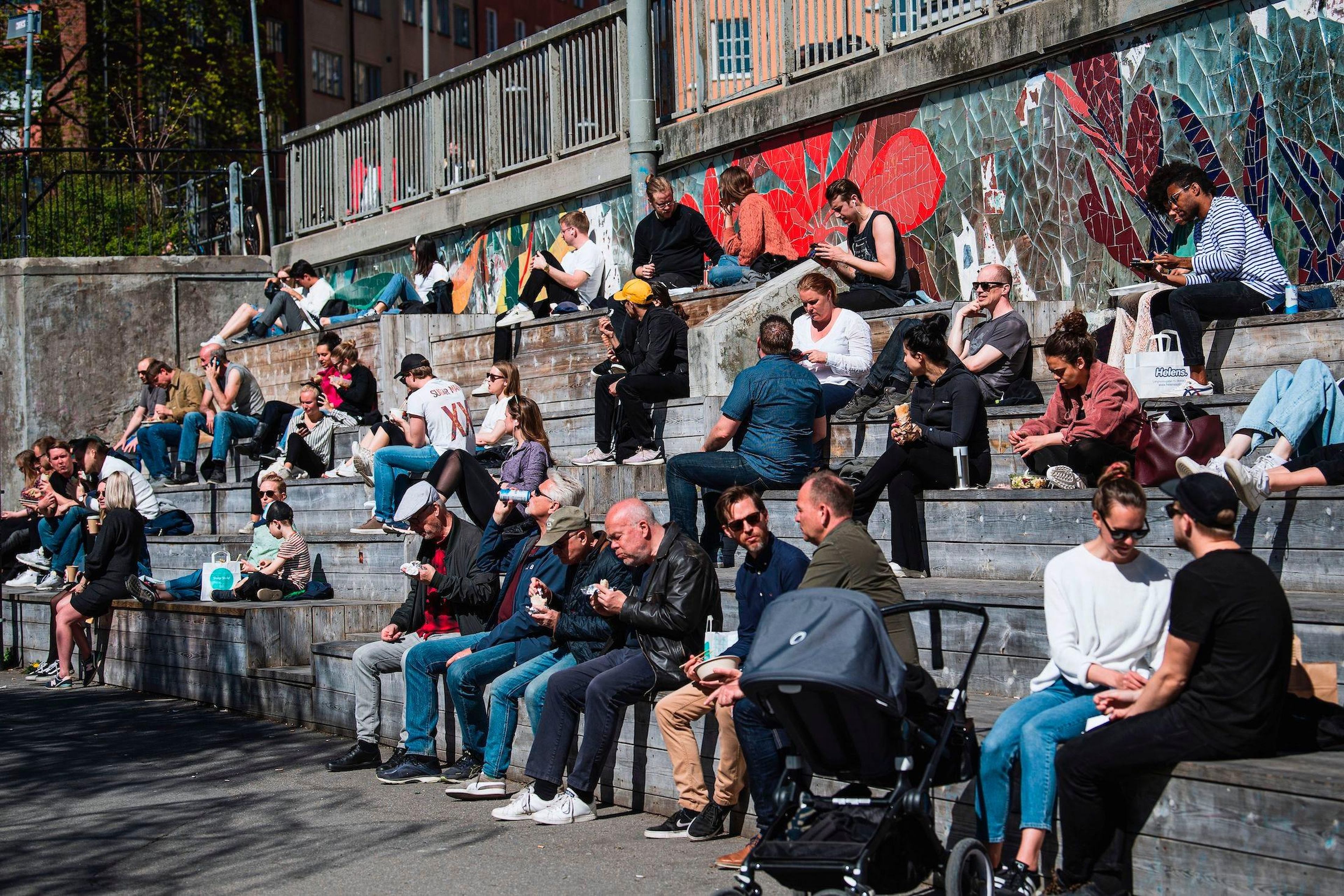 Gente disfrutando de un día de sol en Estocolmo el 21 de abril de 2020, durante la pandemia de COVID-19.