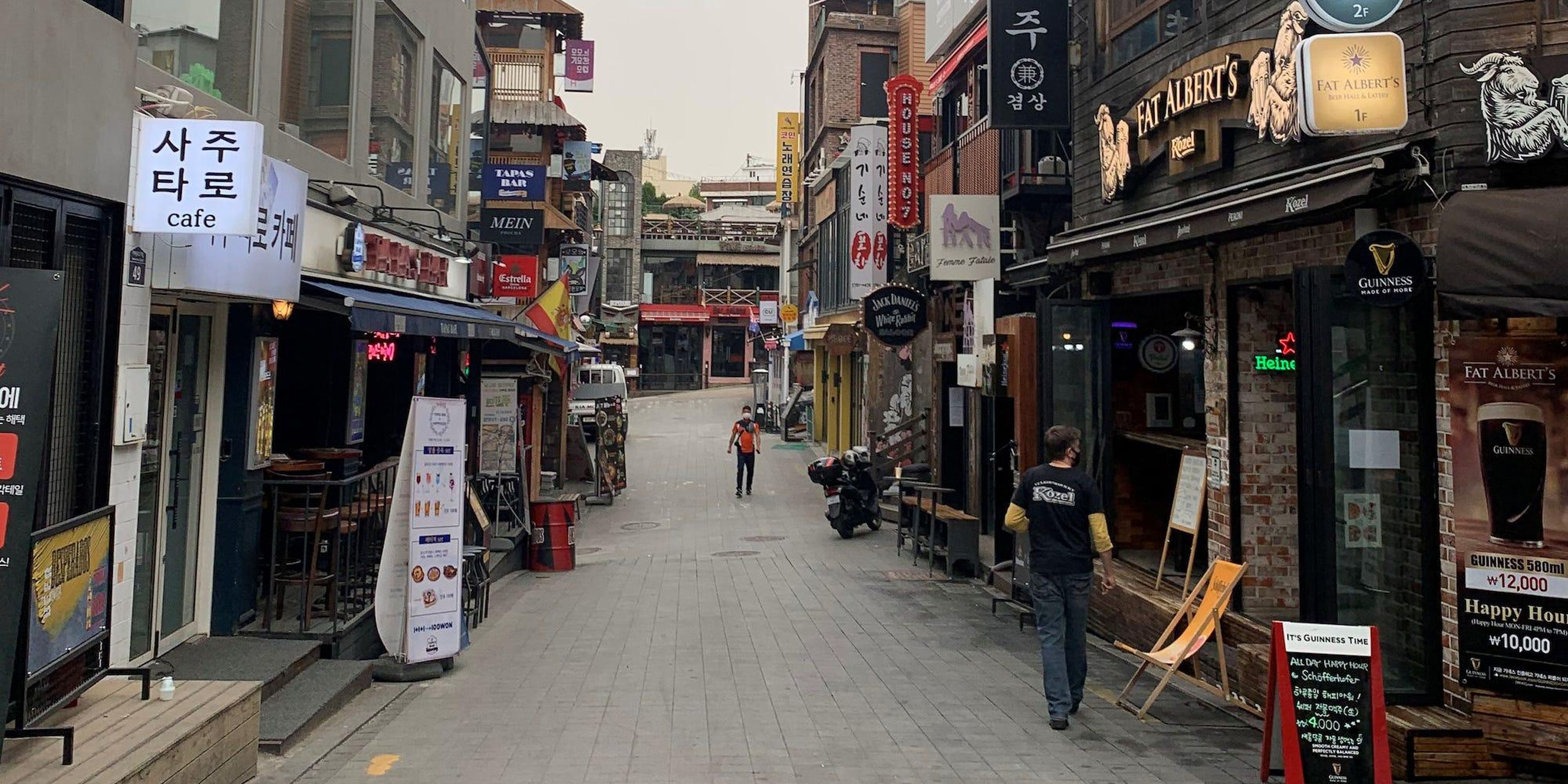 La gente camina por una calle vacía en Itaewon, Seúl, Corea del Sur, después de que los bares y clubes volvieran a cerrarse, el 14 de mayo de 2020.