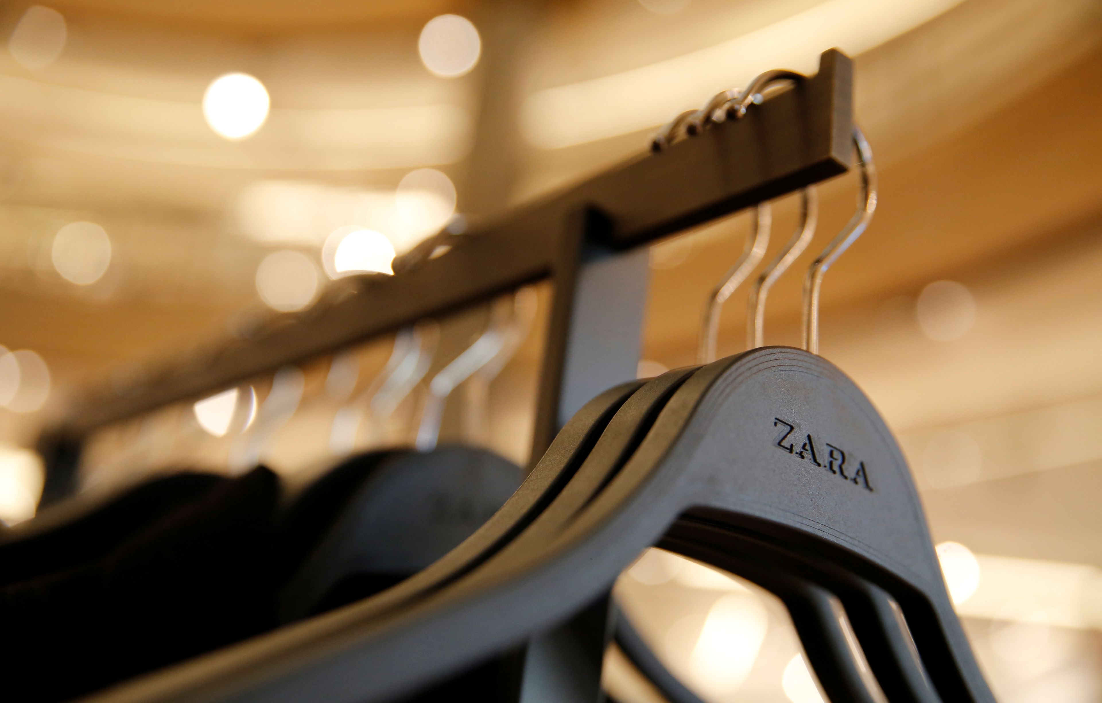 Un perchero de una tienda de Zara en Barcelona
