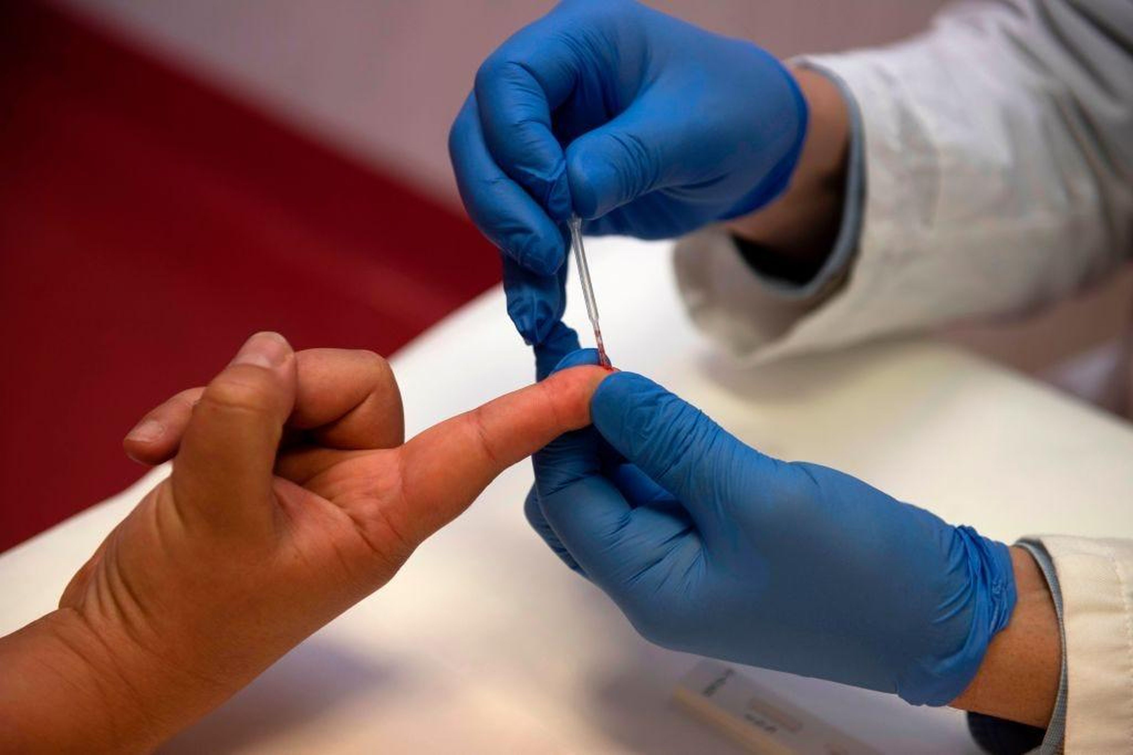 Una persona se somete a una muestra de sangre de un pinchazo en el dedo como parte de una prueba serológica rápida de anticuerpos para COVID-19 el 6 de mayo de 2020.