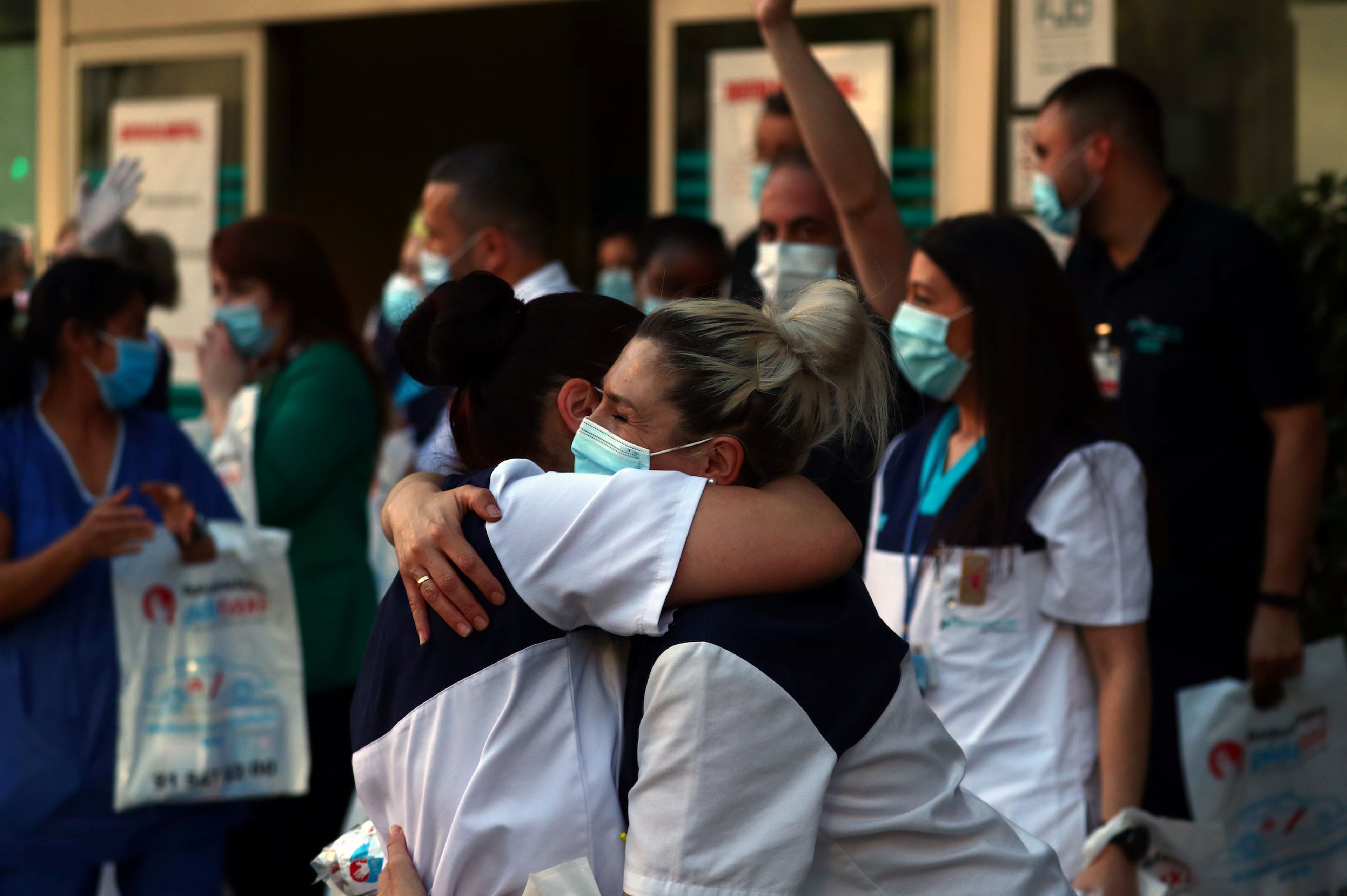 Personal sanitario se abraza durante la pandemia por COVID-19.