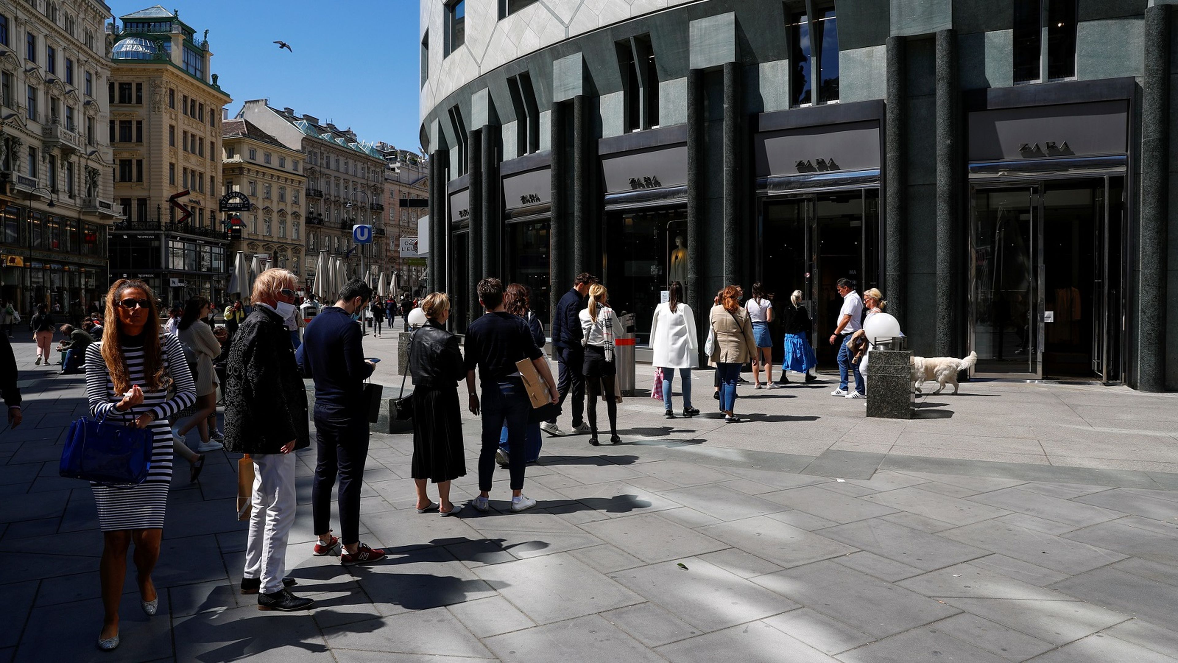 Personas hacen cola en una tienda en Viena.