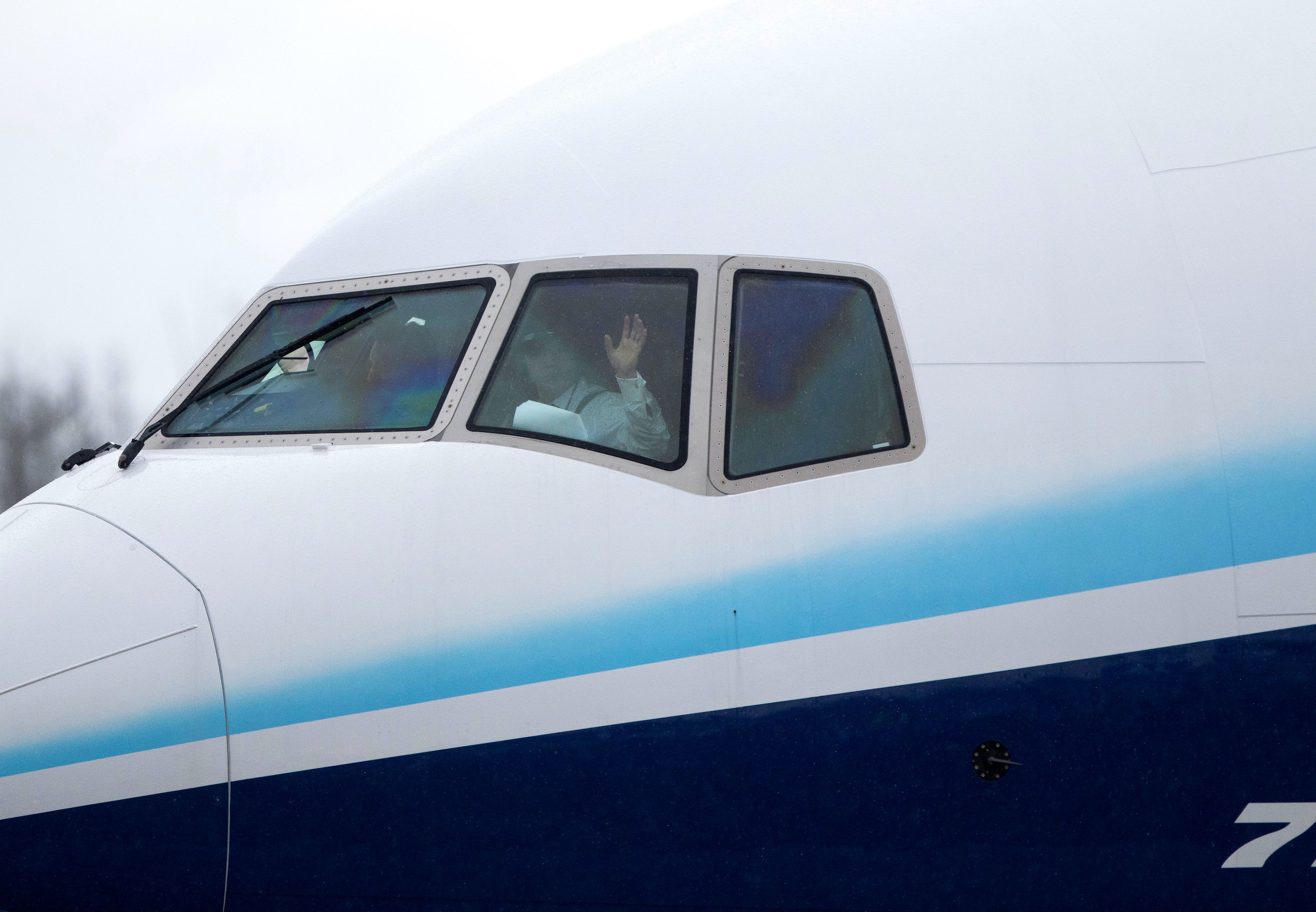 Un piloto saluda desde un Boeing 777X en Everett, Washington, EEUU.