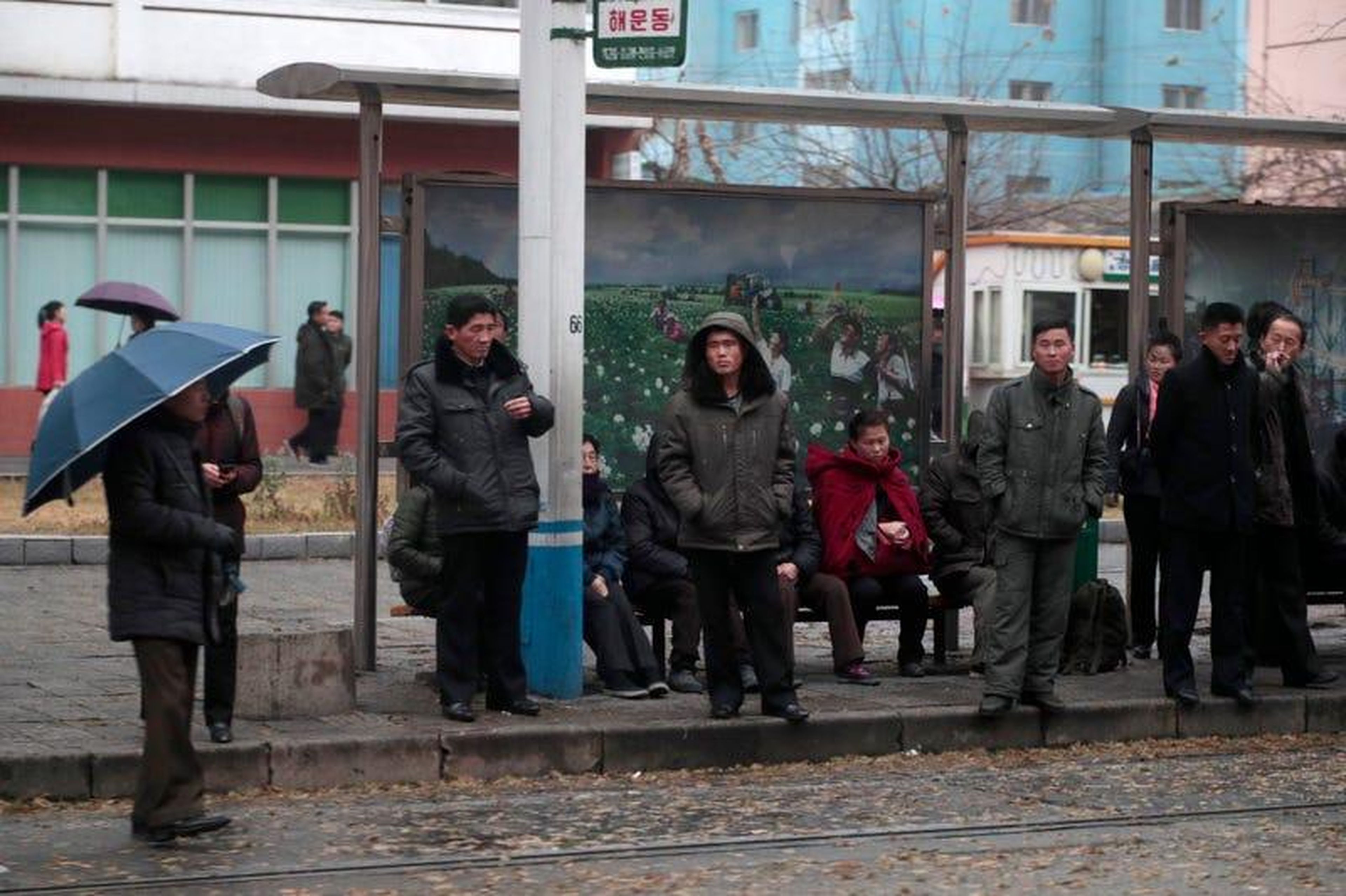La gente espera los tranvías en una parada en el centro de Pyongyang, Corea del Norte, el domingo 24 de noviembre de 2019.