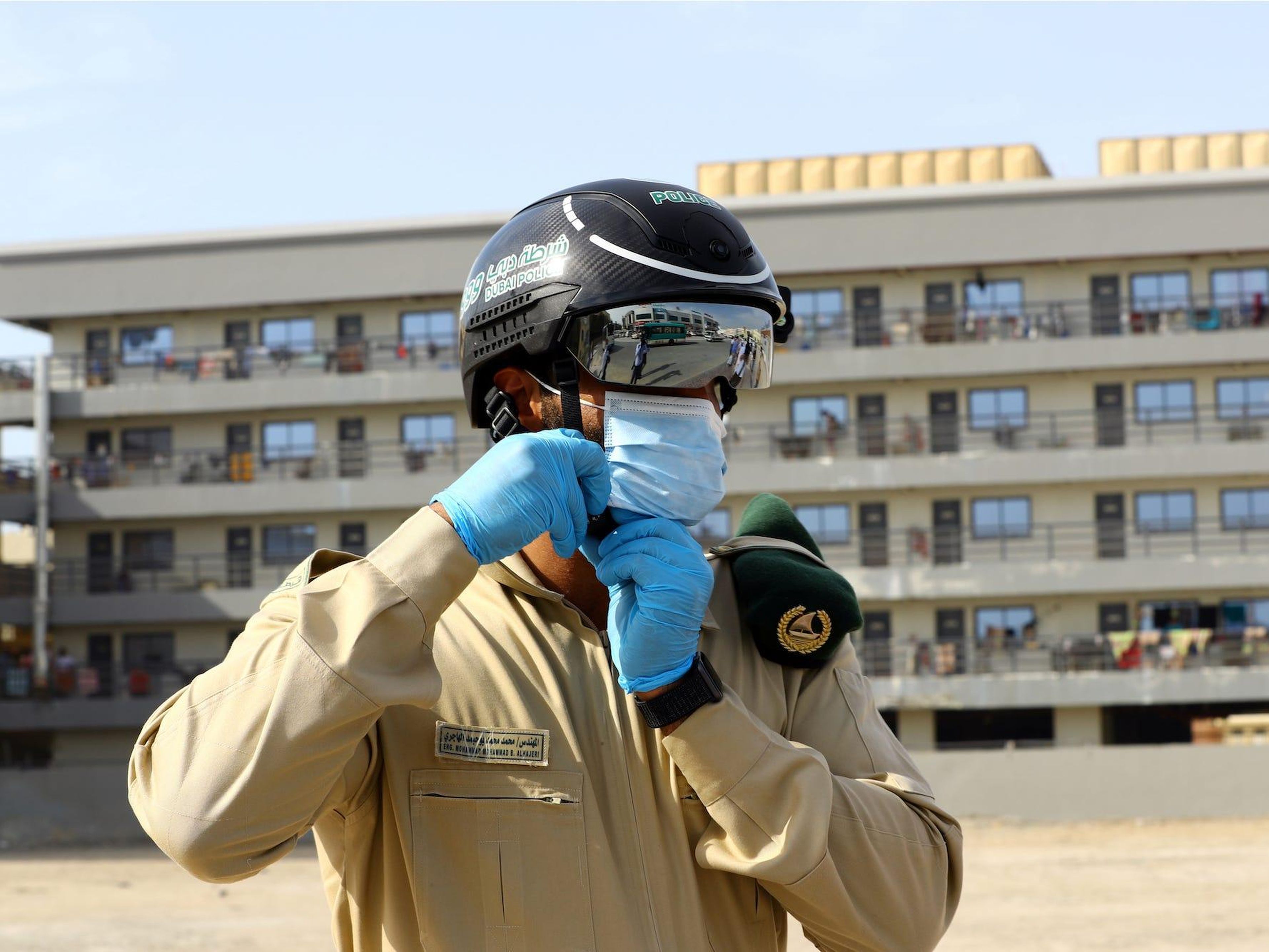 Un oficial de policía lleva un casco inteligente puesto para comprobar la temperatura de los trabajadores durante el brote de la enfermedad coronavirus (COVID-19) en Dubái.