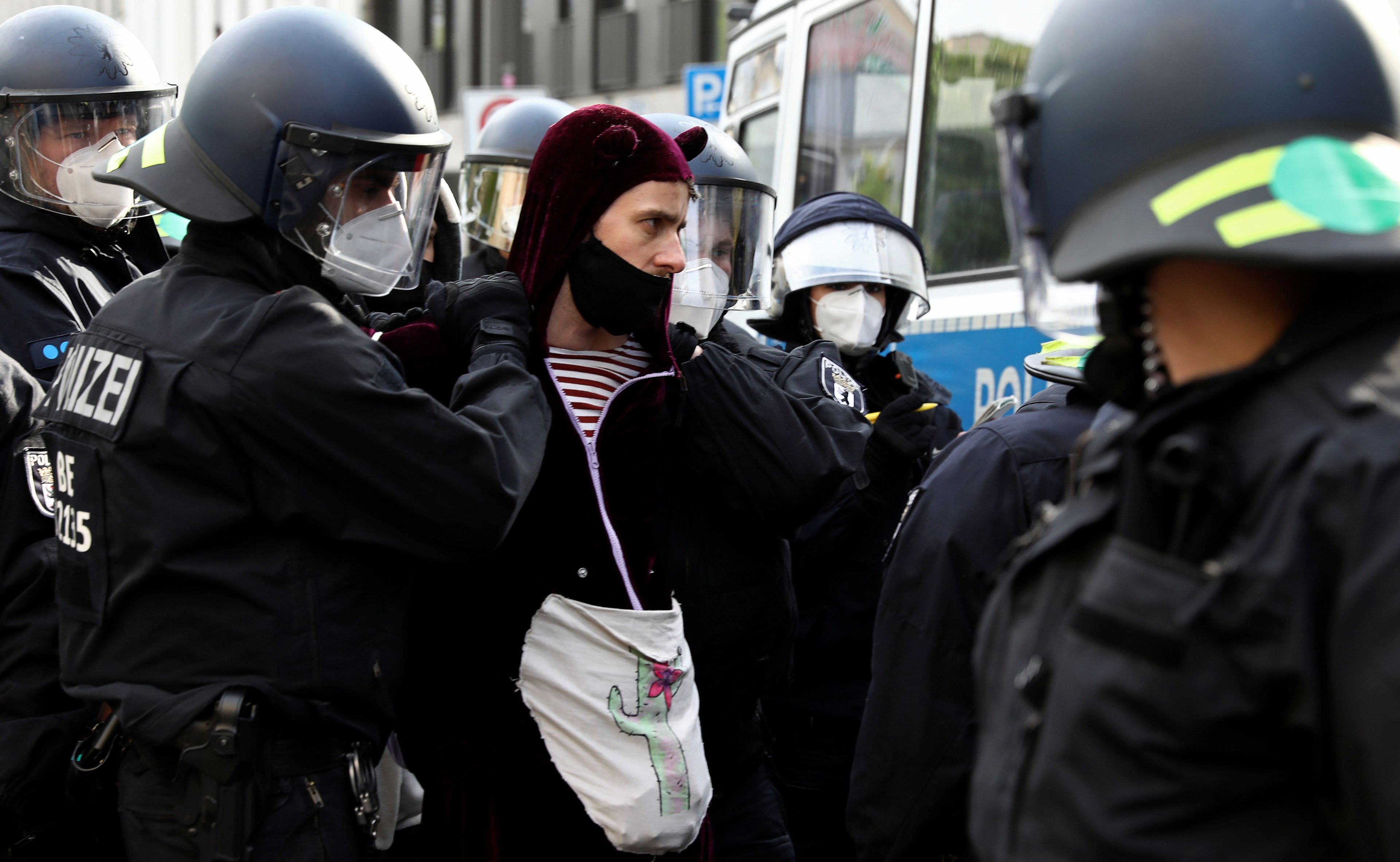 La policía detiene a un manifestante durante una protesta contra las restricciones del gobierno para frenar la propagación del coronavirus en Berlín, Alemania, el 2 de mayo de 2020.