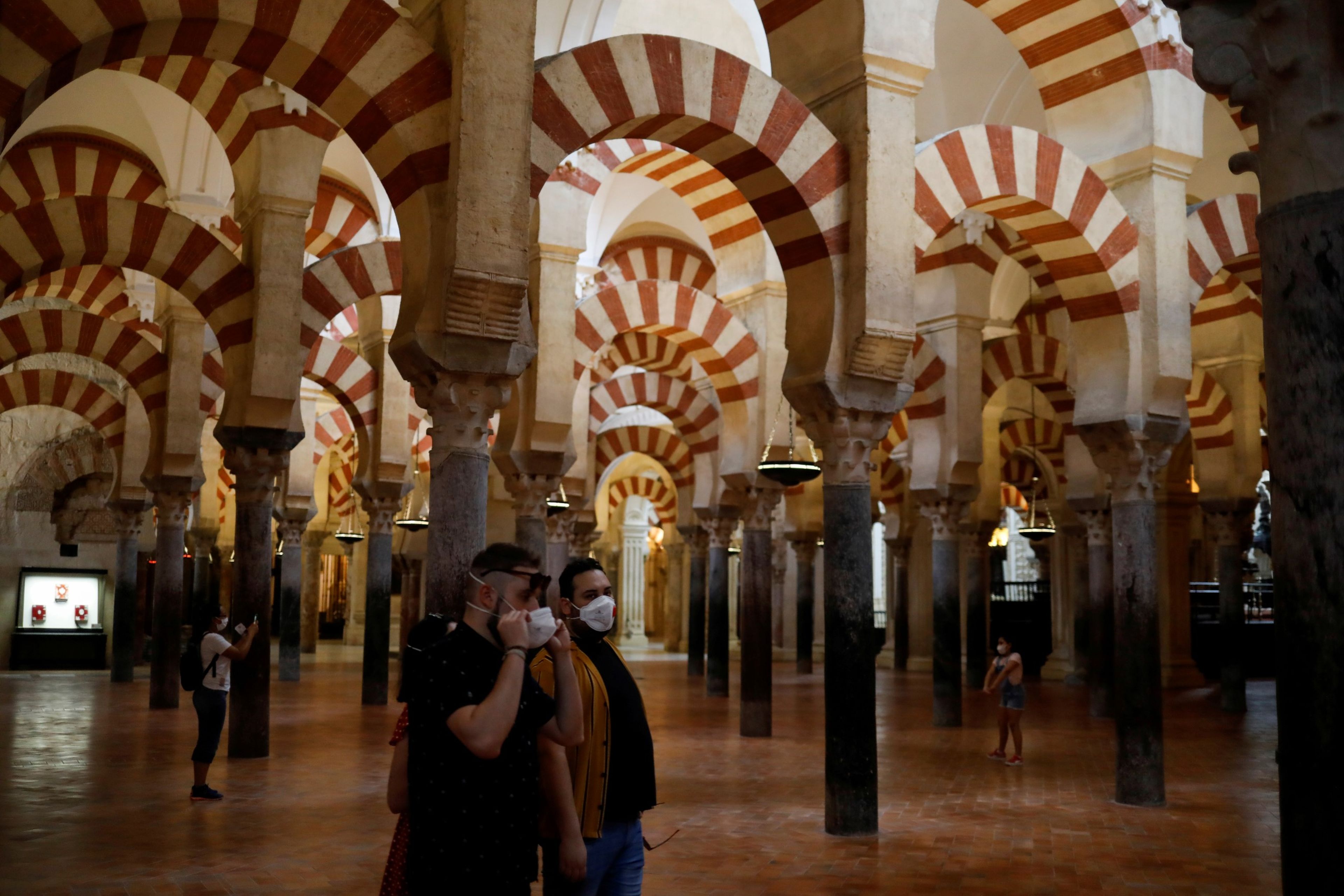 Los primeros visitantes acceden con mascarilla a La Mezquita de Córdoba después de su reapertura tras la pandemia del coronavirus.