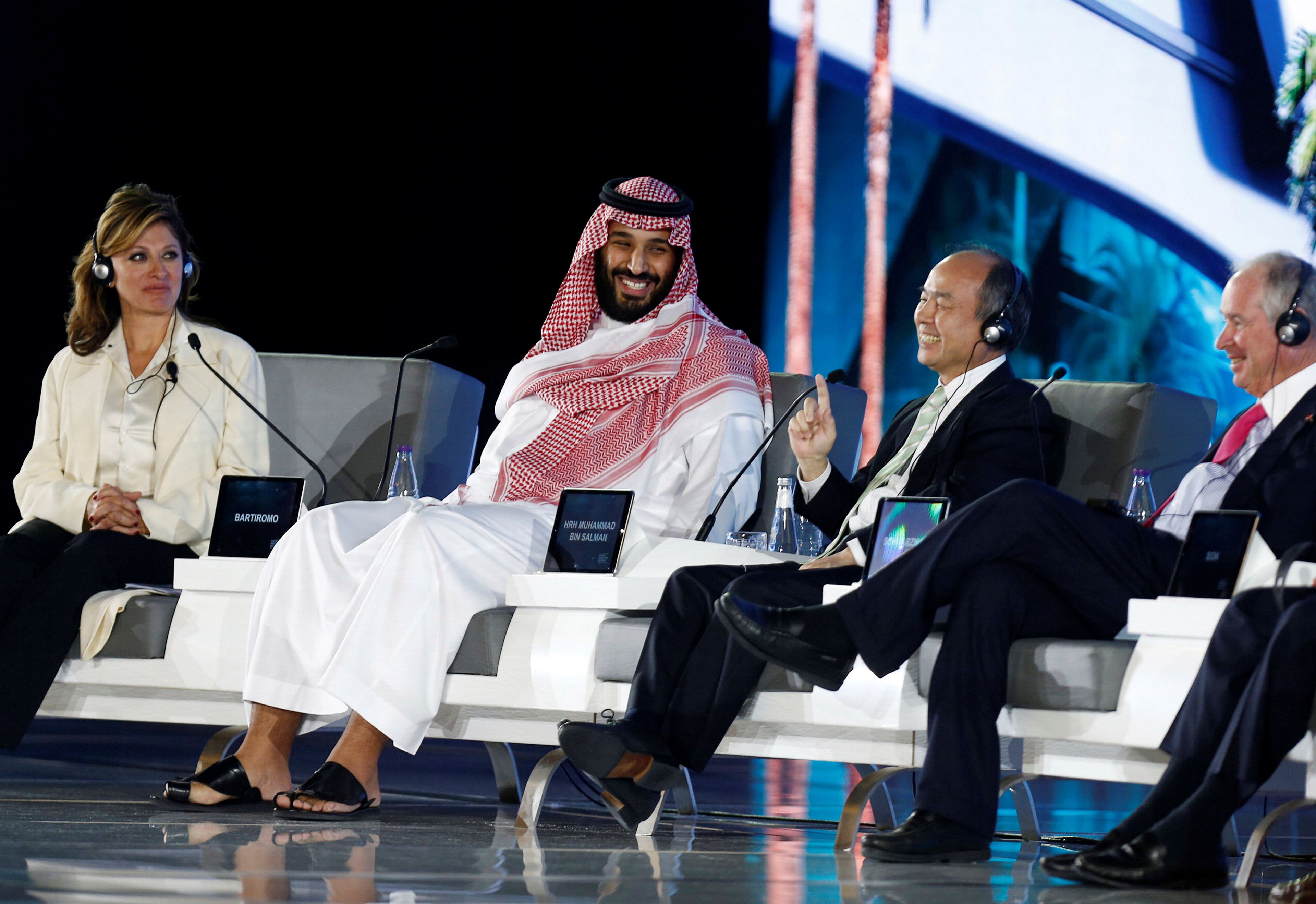 El príncipe heredero saudí Mohammed bin Salman y Masayoshi Son, durante una conferencia en Riad