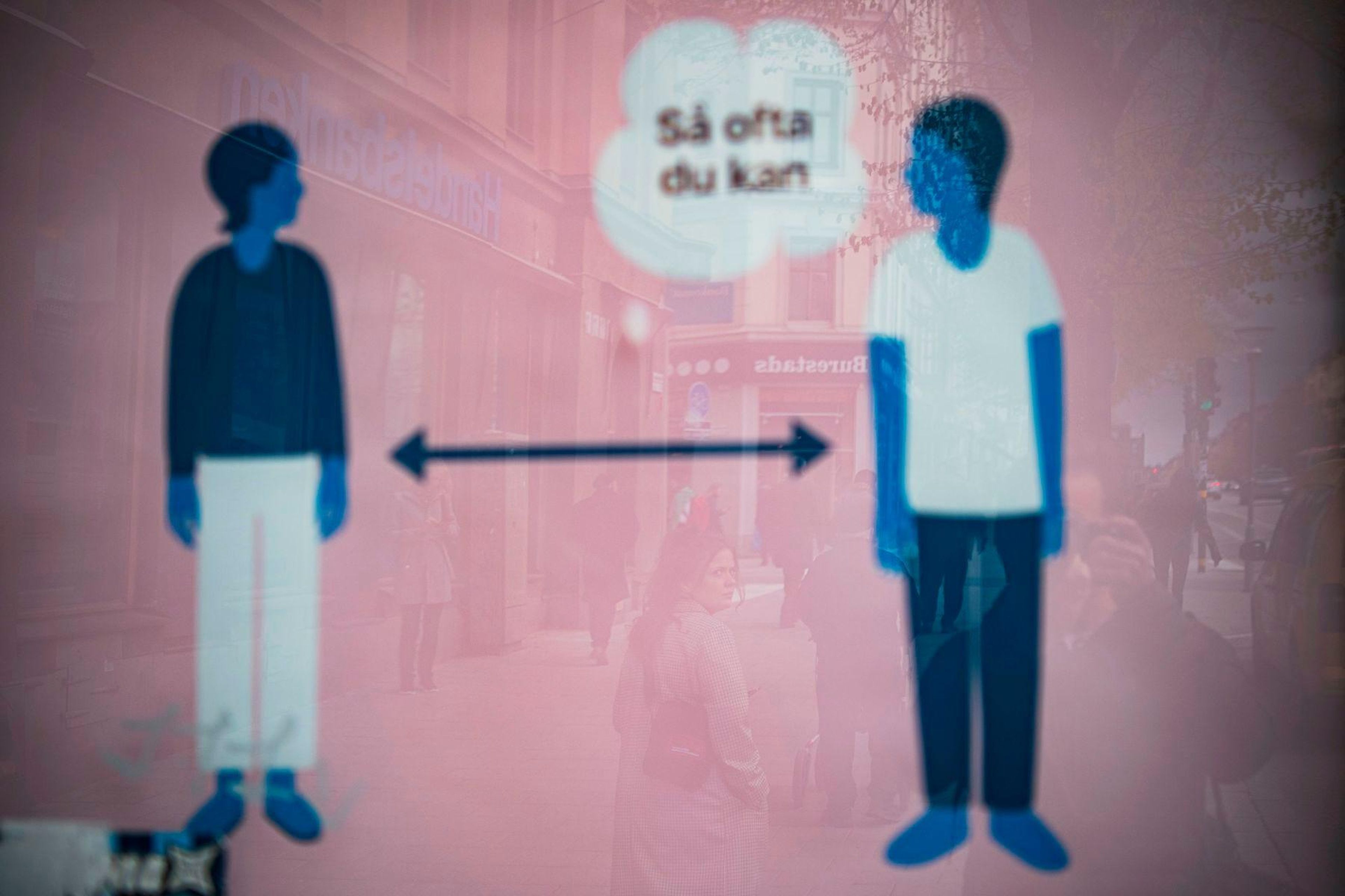 Un anuncio de salud pública que fomenta el distanciamiento social, como se vio en Estocolmo el 4 de mayo de 2020