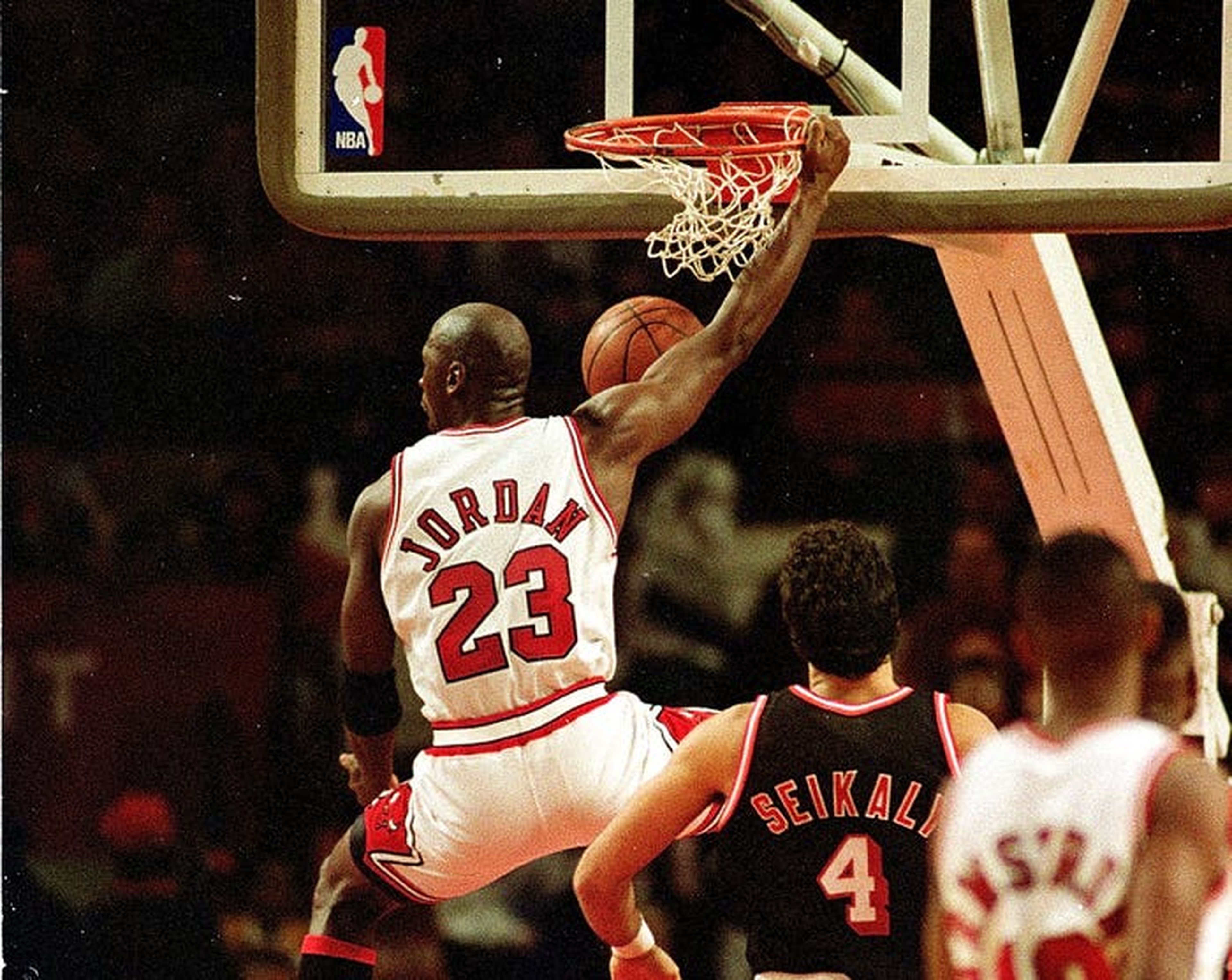 Según publicaciones, Jordan quiso firmar con Adidas en 1984, pero no lo aceptaron porque preferían jugadores de la NBA que midieran por encima de los 2,13 metros.