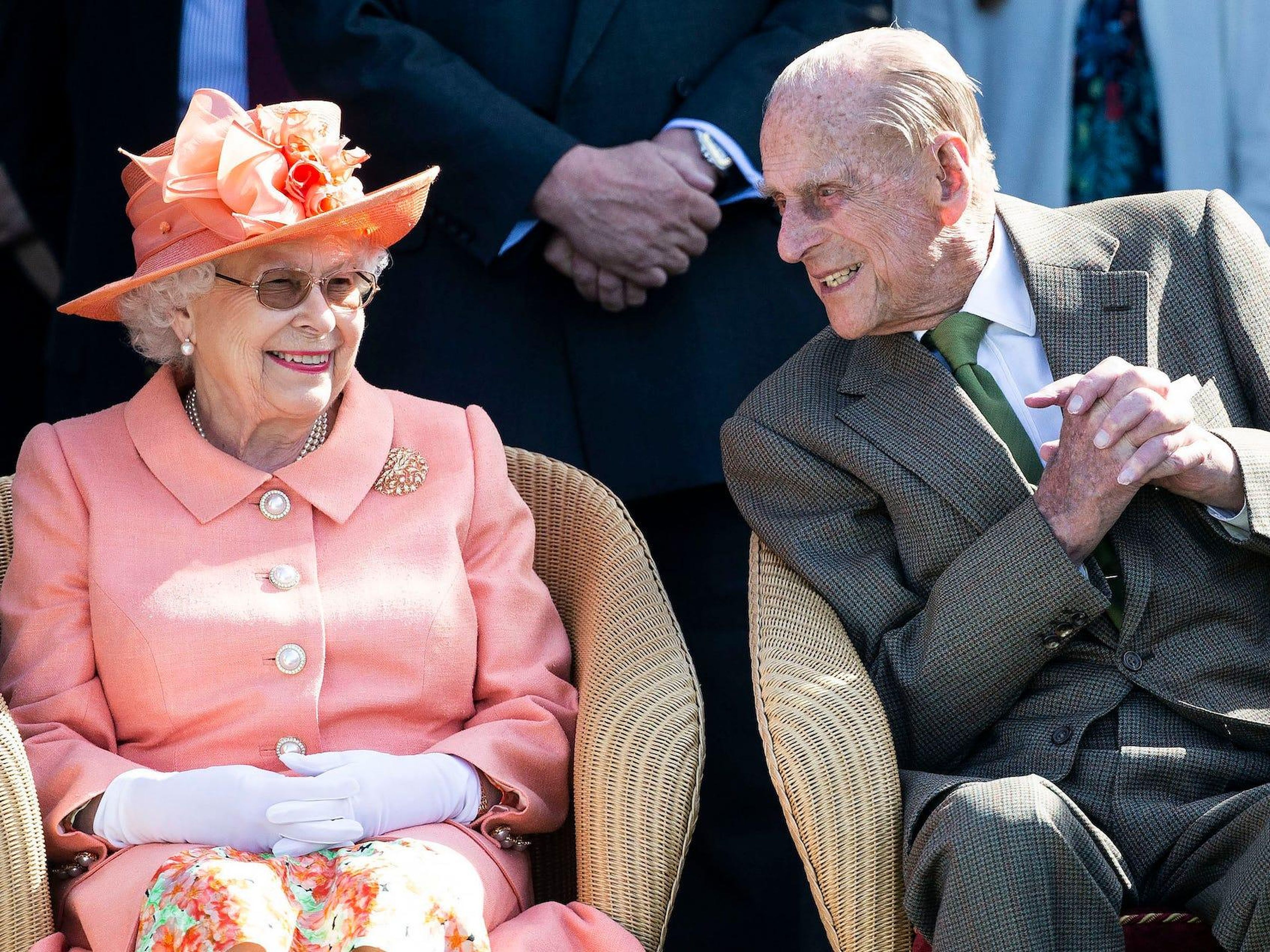 La reina Isabel y el príncipe Felipe comparten una sonrisa.