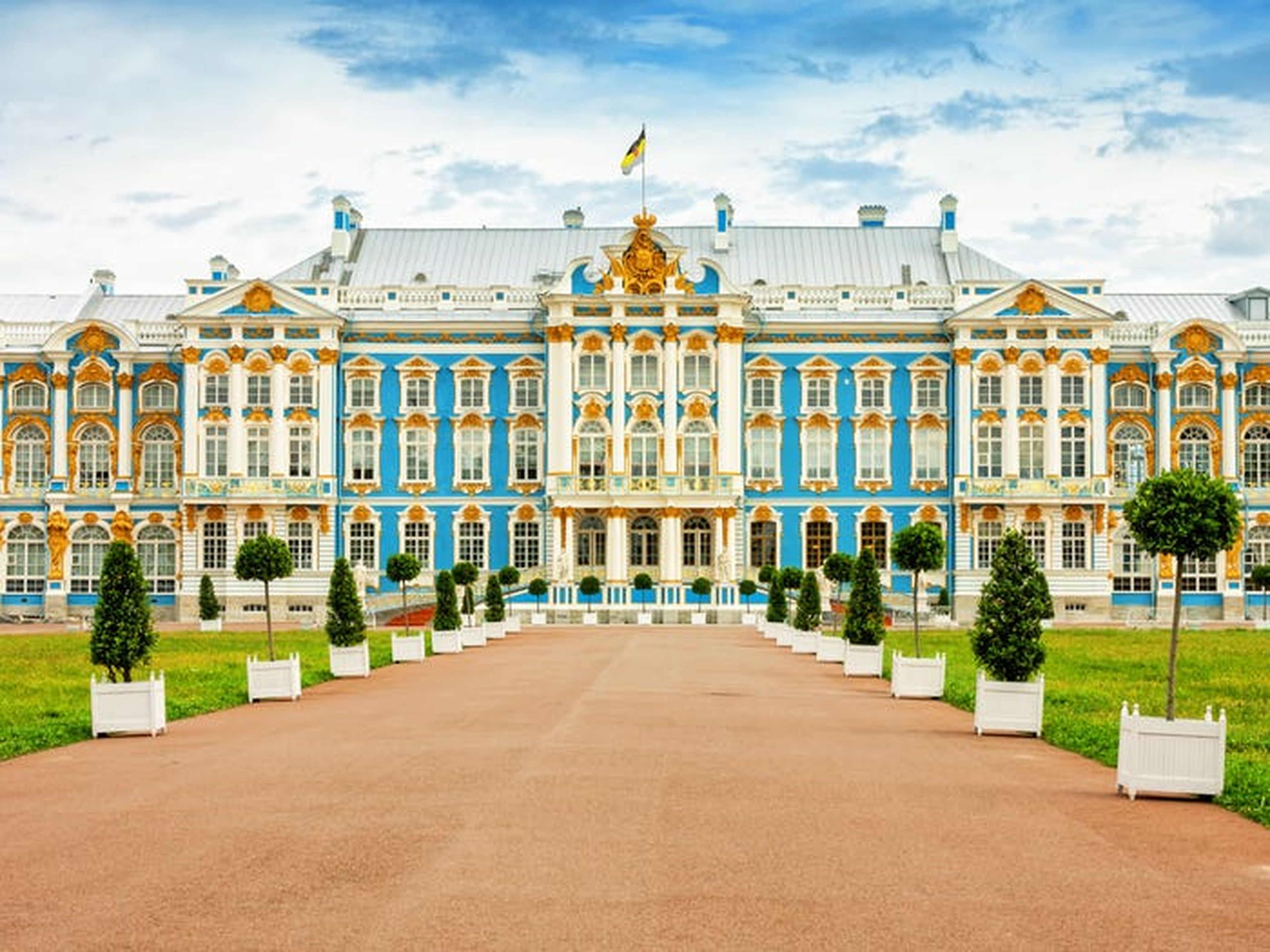 El palacio se encuentra a las afueras de San Petersburgo, Rusia.
