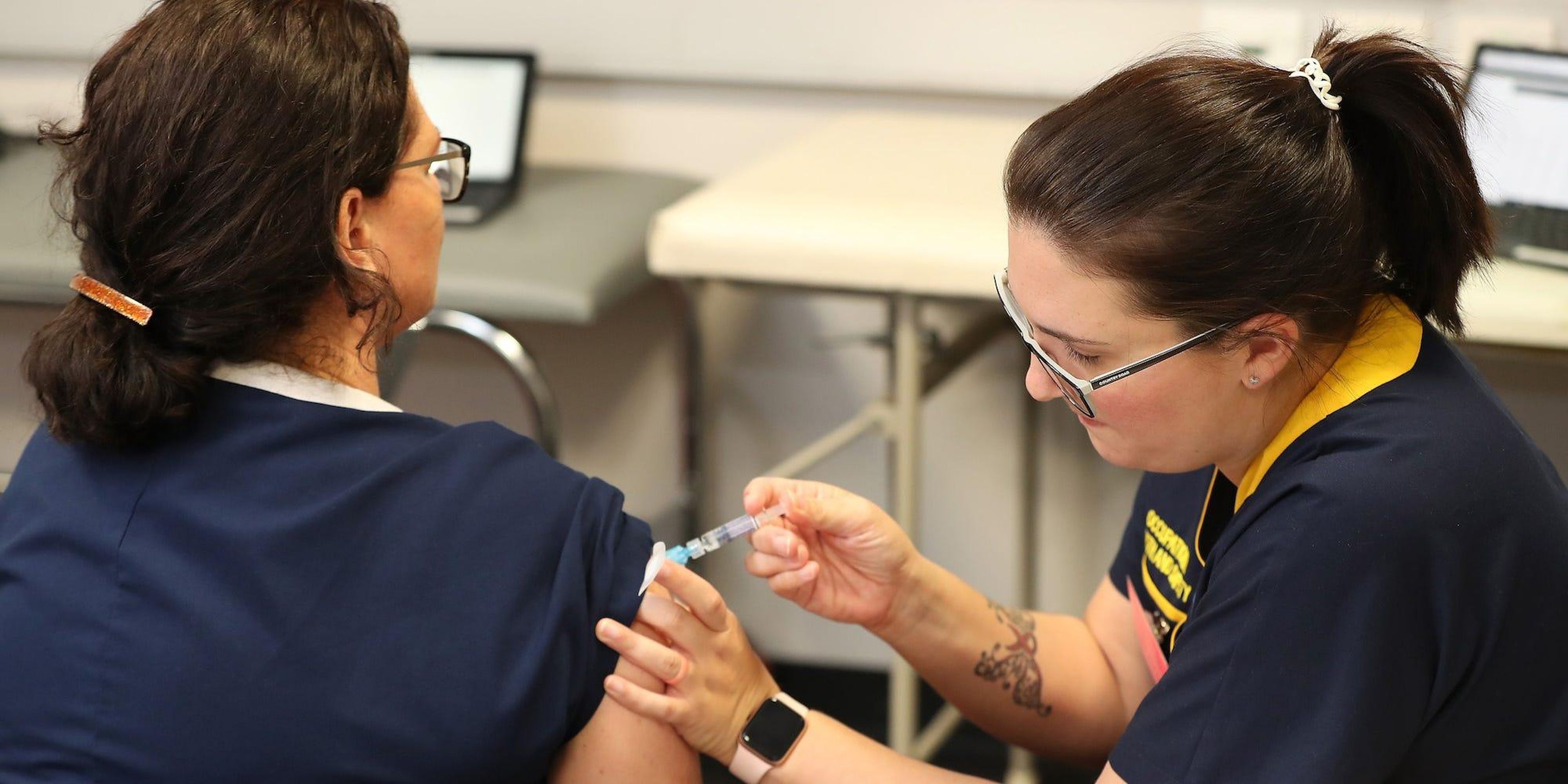Una enfermera recibe una vacuna contra la gripe en Australia.