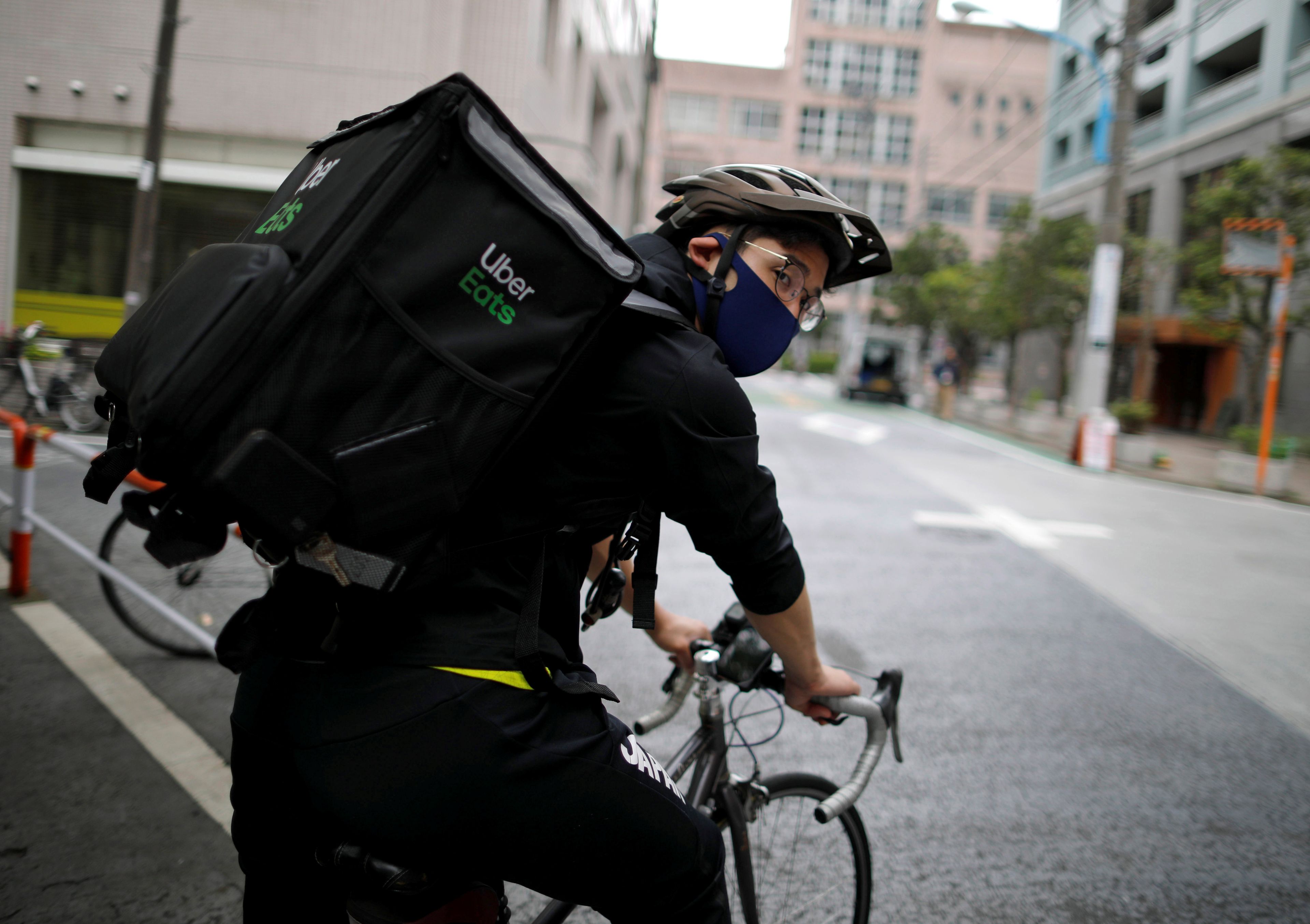 El medalilsta olímpico Ryo Miyake reparte con Uber Eats durante la pandemia del coronavirus en Tokio, Japón.