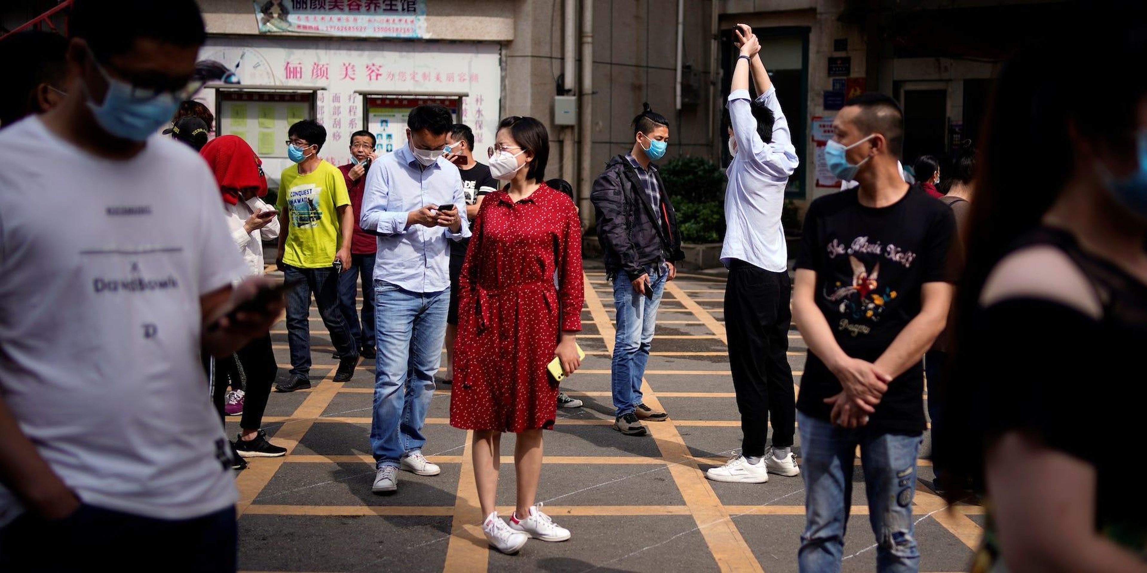 Los residentes forman una fila para las pruebas de ADN en un complejo residencial en Wuhan el 15 de mayo de 2020.
