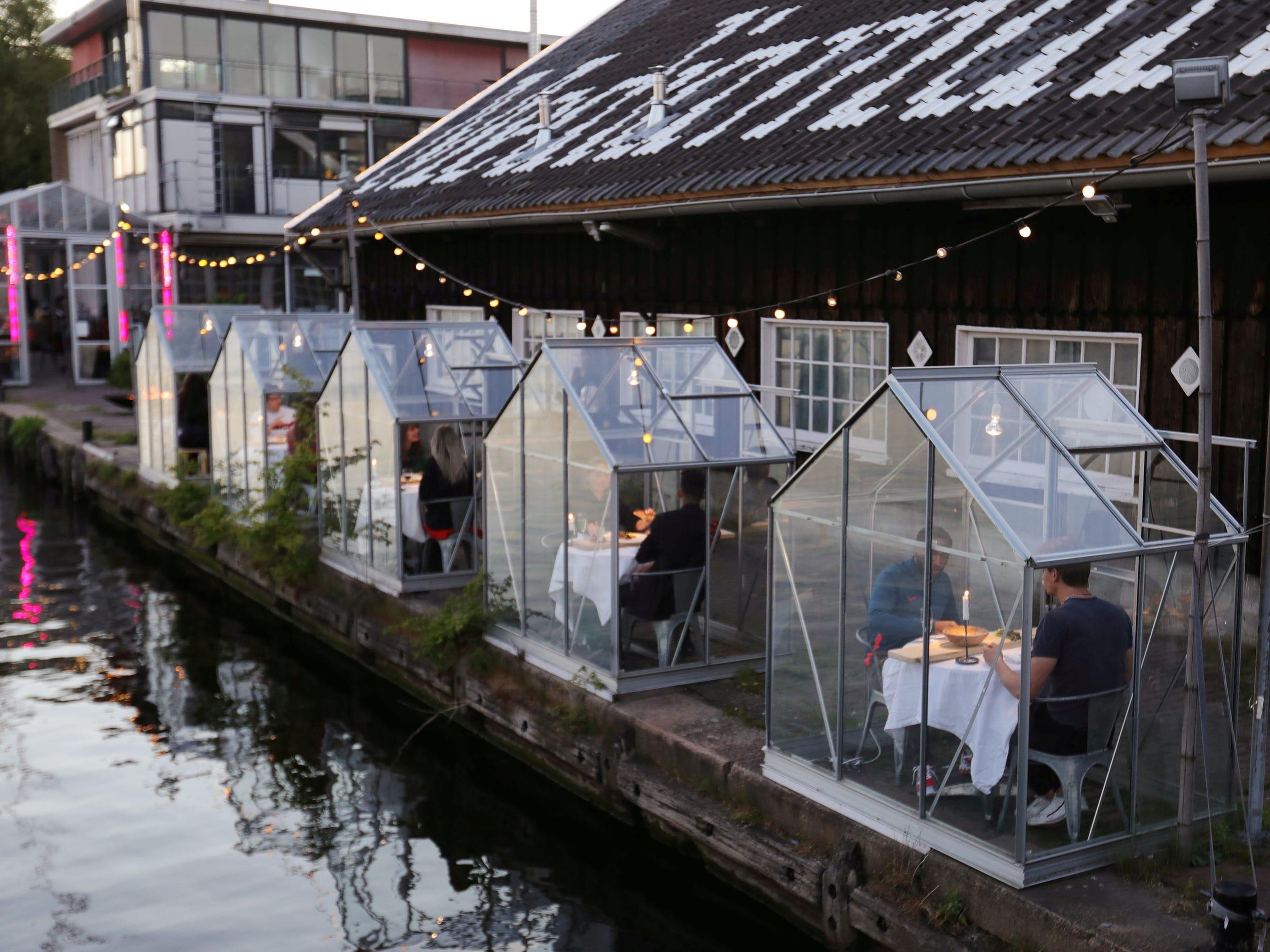 Un restaurante prueba 'invernaderos' seguros en Ámsterdam el 5 de mayo de 2020.