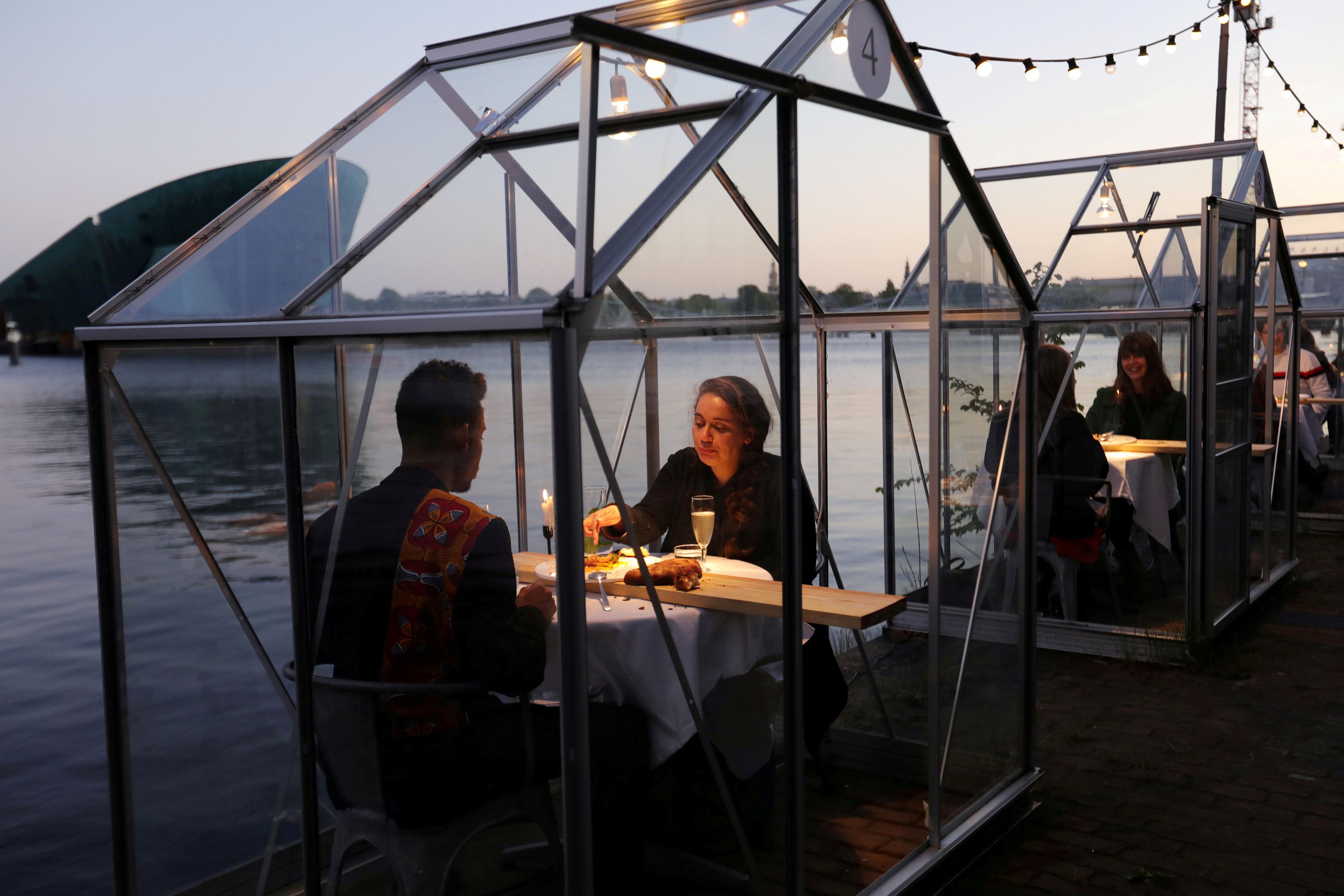 Un restaurante de Ámsterdam coloca las mesas bajo invernaderos para asegurar la distancia social durante el coronavirus.