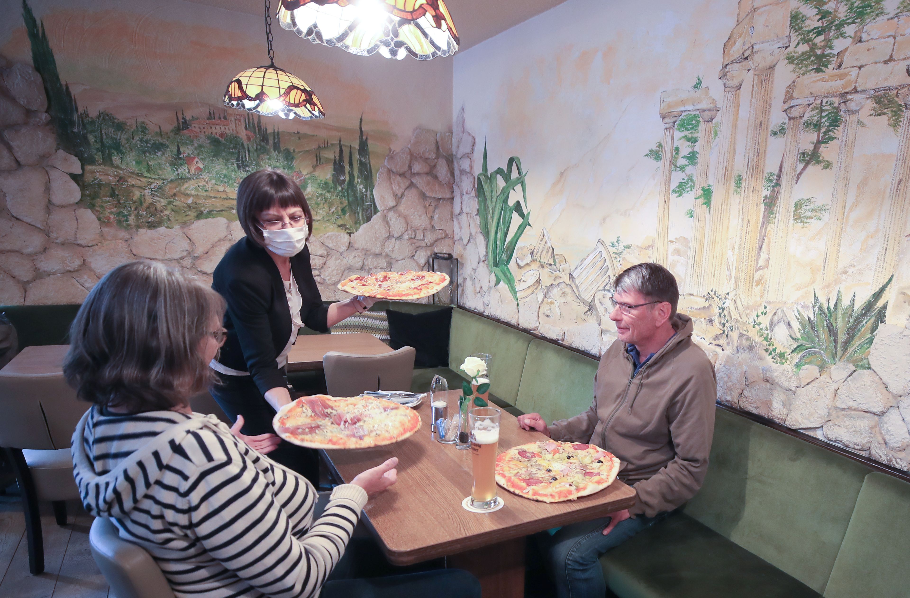 Restaurante italiano abierto en la ciudad de Bonn (Alemania), durante la pandemia de coronavirus