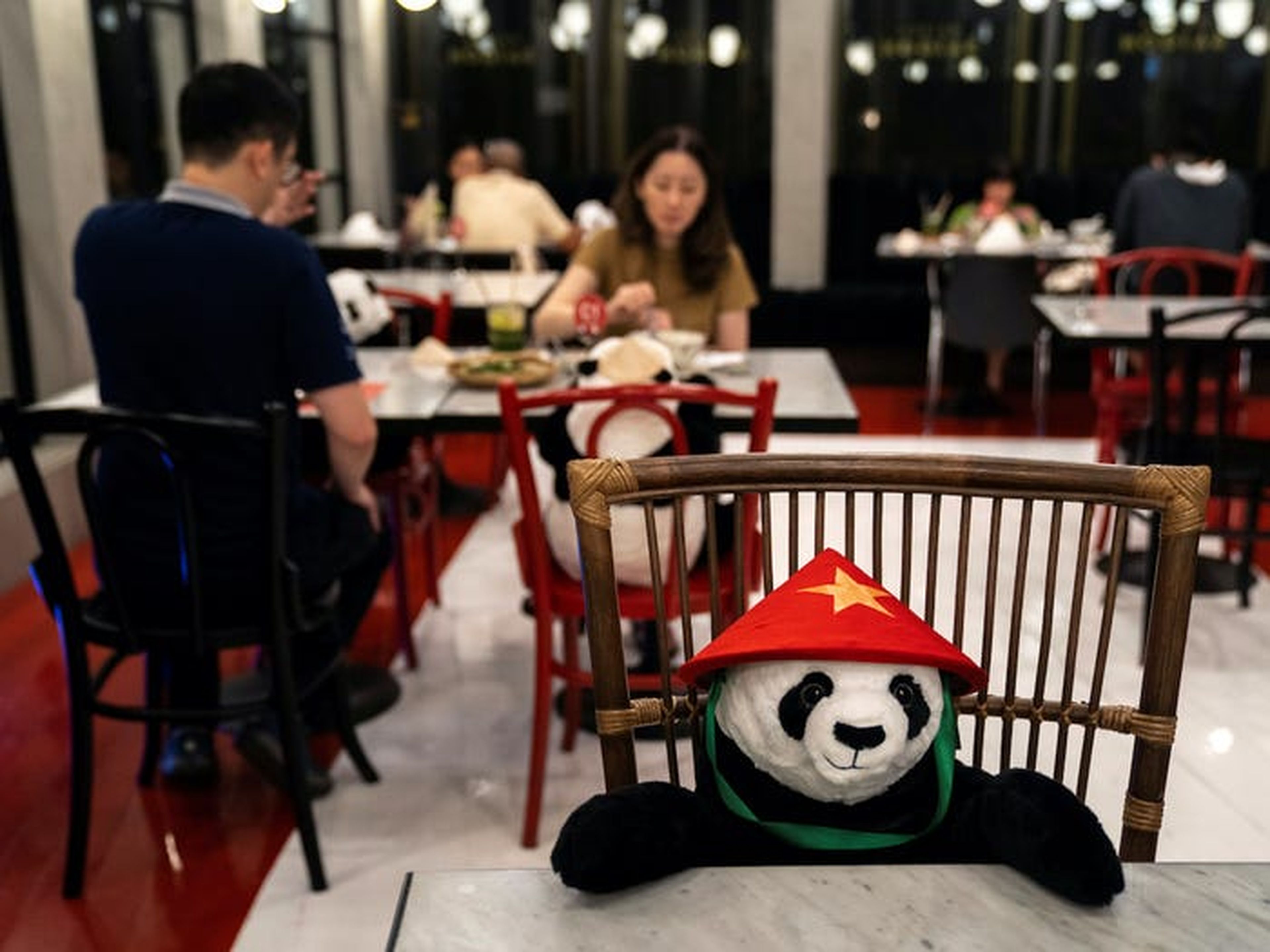 Los osos panda están en las mesas como estrategia para promover el distanciamiento social.