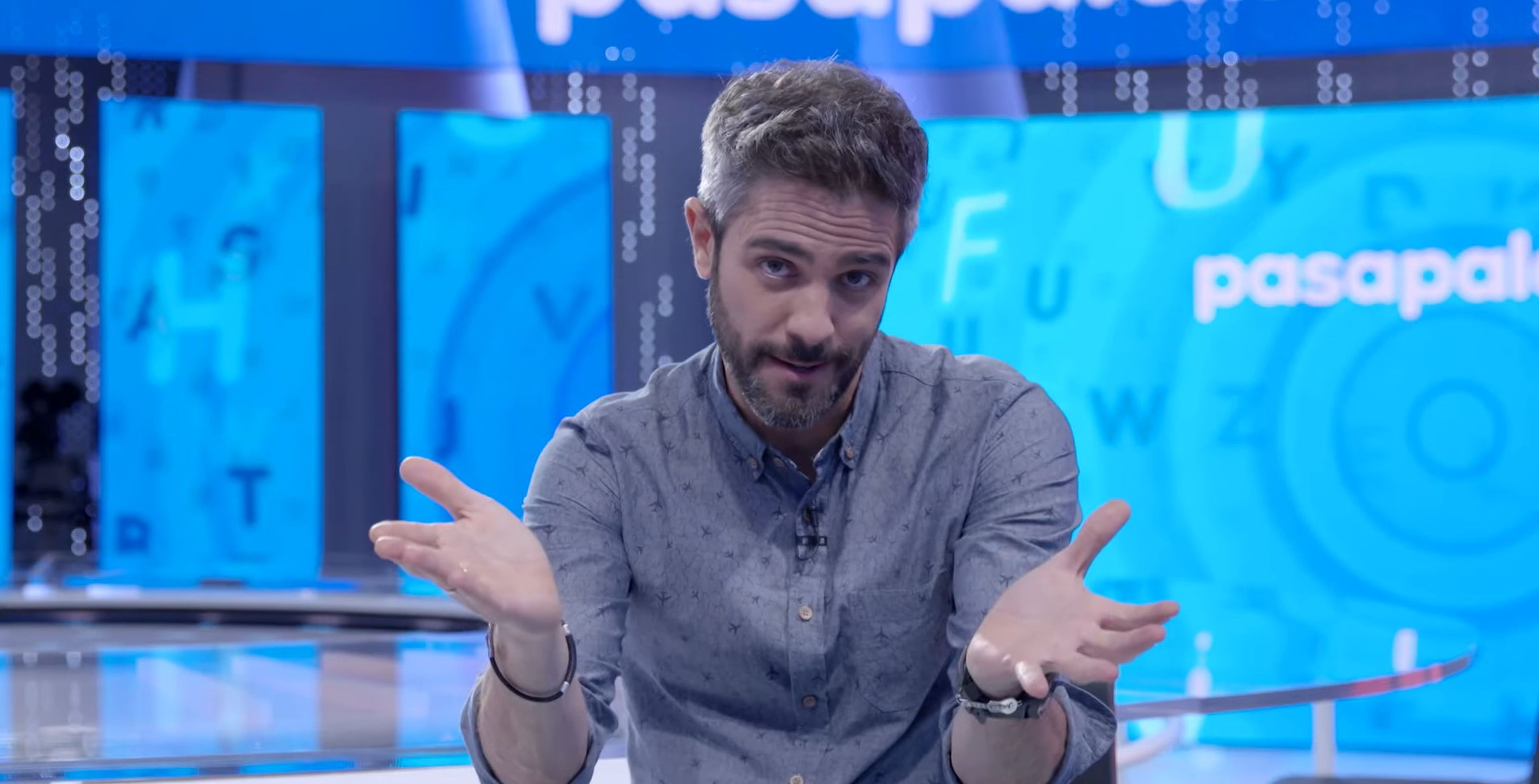 Roberto Leal presenta en Antena 3 el concurso Pasapalabra.