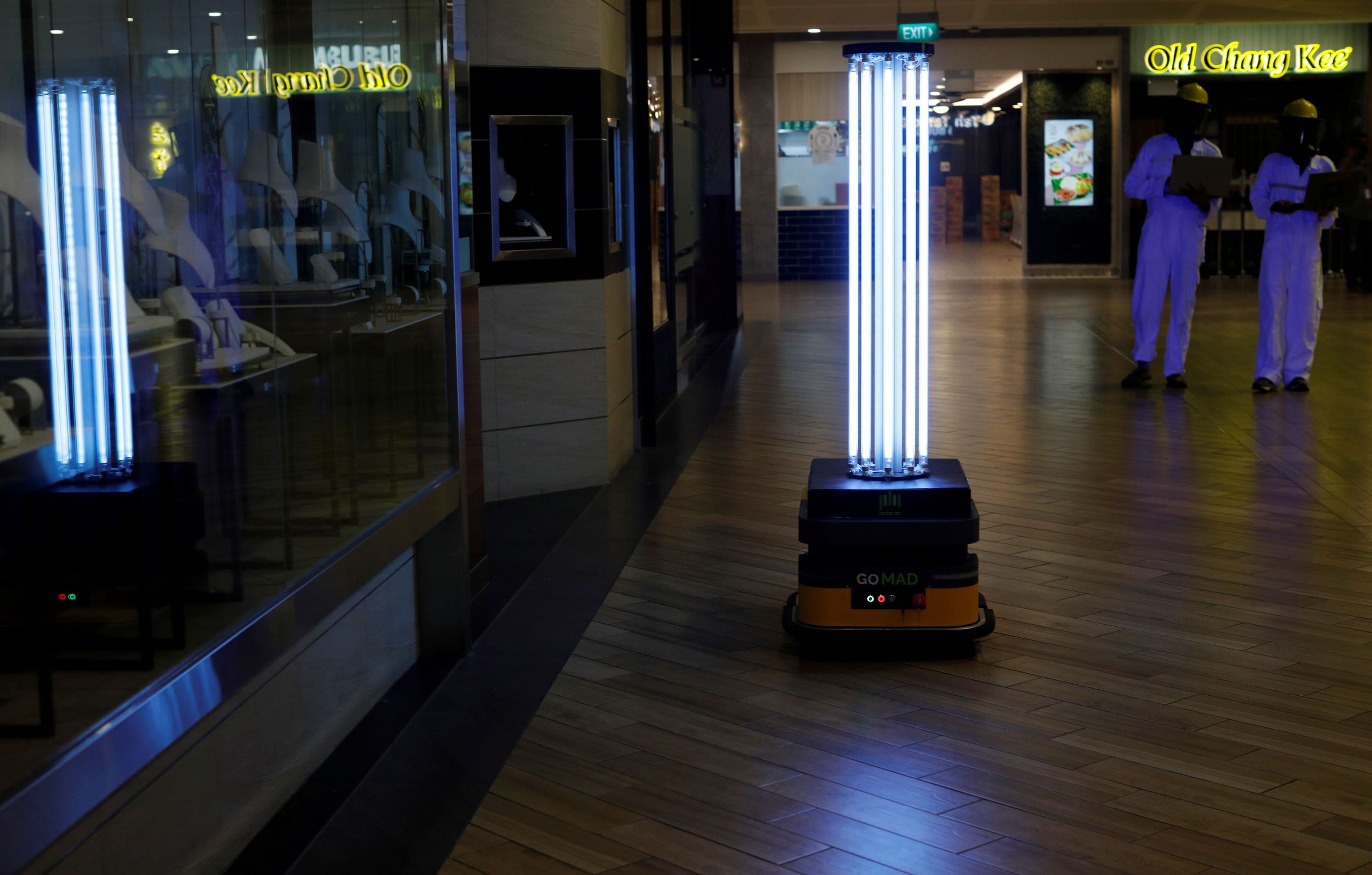Un robot con luz ultravioleta que desinfecta un establecimiento en Singapur.