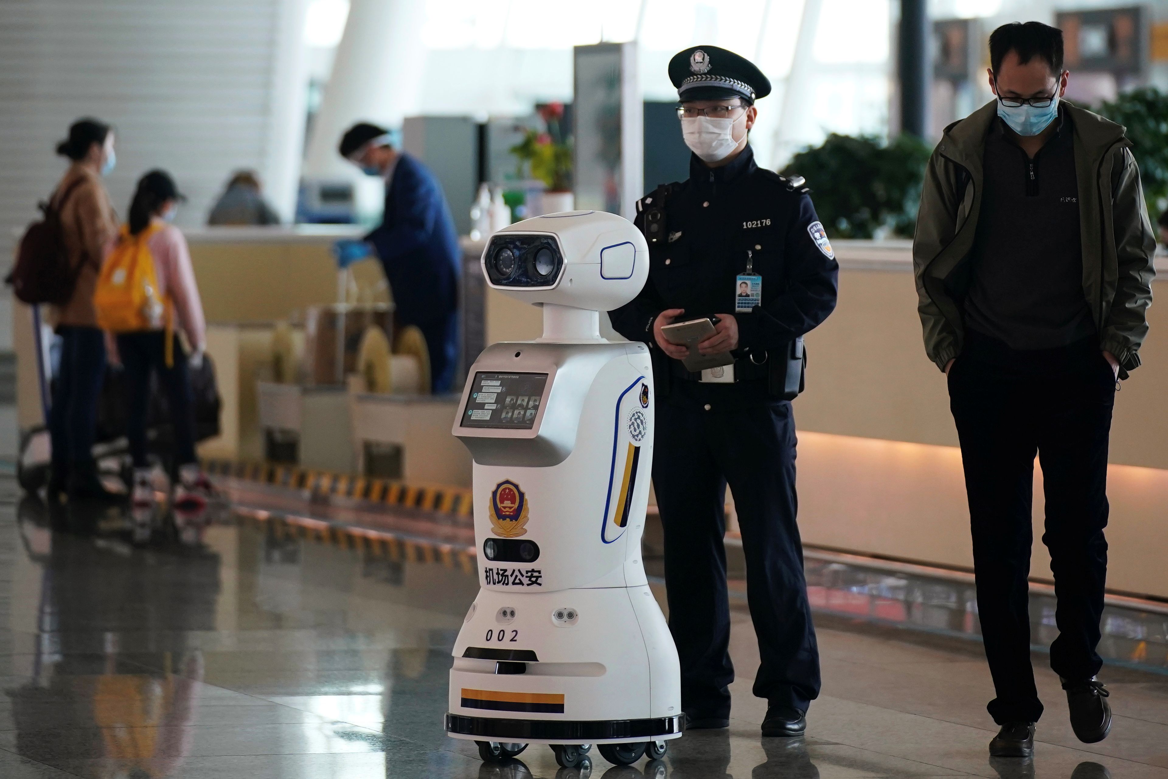 Un robot policía en el aeropuerto de Wuhan, China, durante el coronavirus.