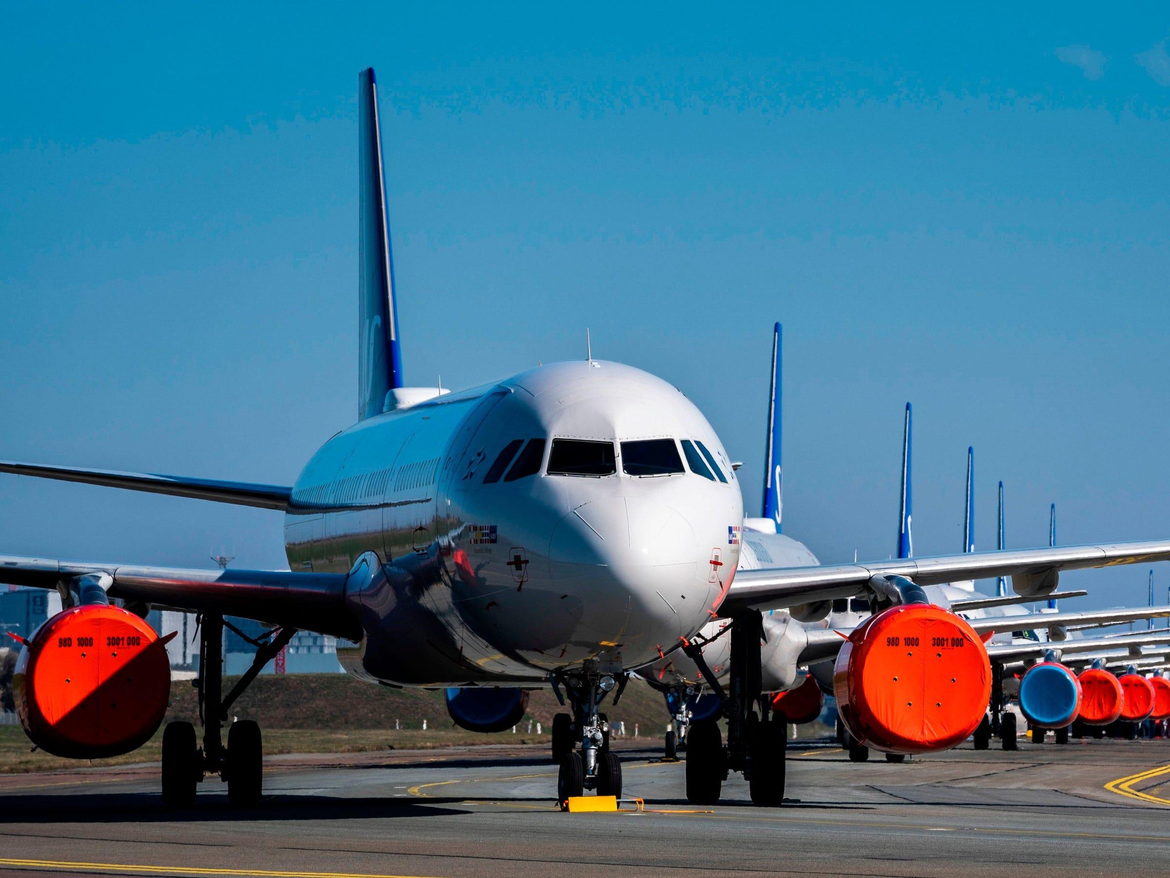 Aviones de pasajeros en tierra almacenados en los aeropuertos.